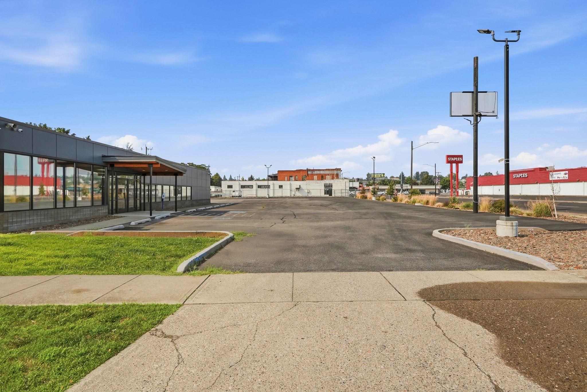 2607 N Division St - Photo 3