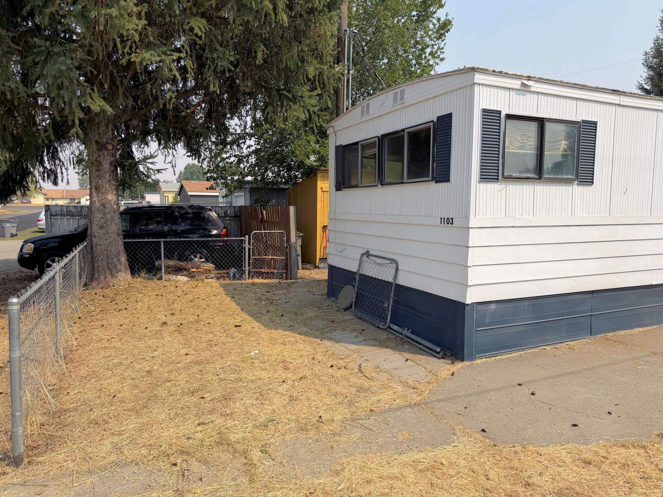 1103 3rd St - Photo 2