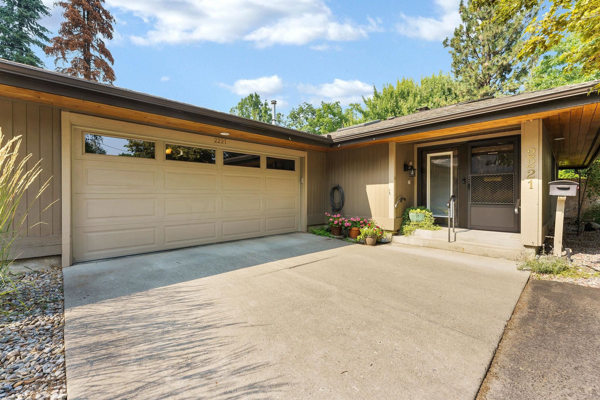 2221 E Rockwood Blvd - Photo 3