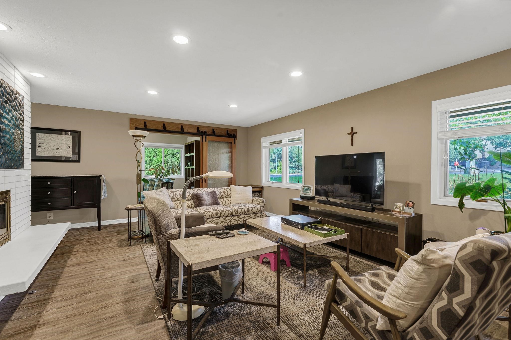 2221 E Rockwood Blvd - Photo 6