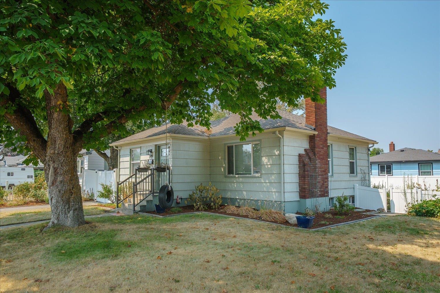 2725 E Nora Ave - Photo 2