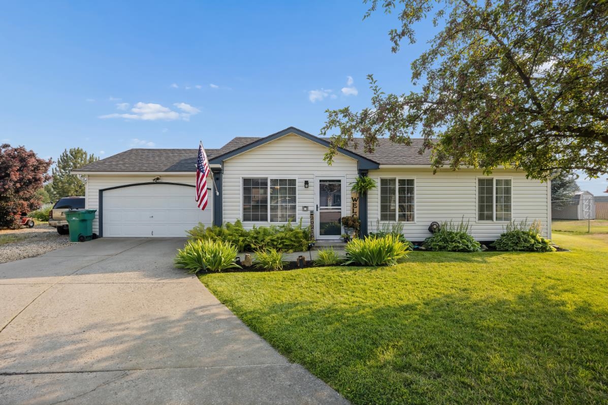 20216 E Grace Ln - Photo 2