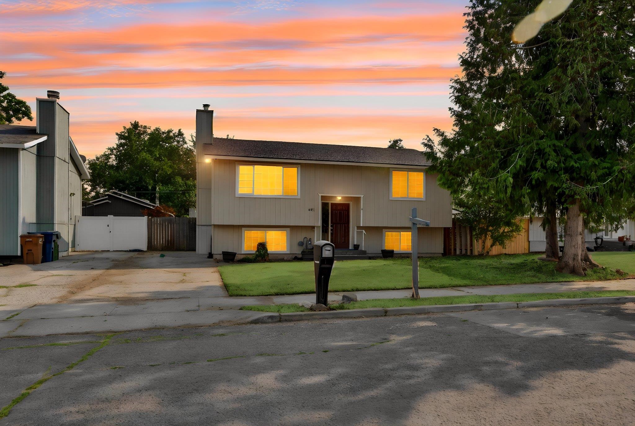 4212 E 24TH Ave - Photo 2