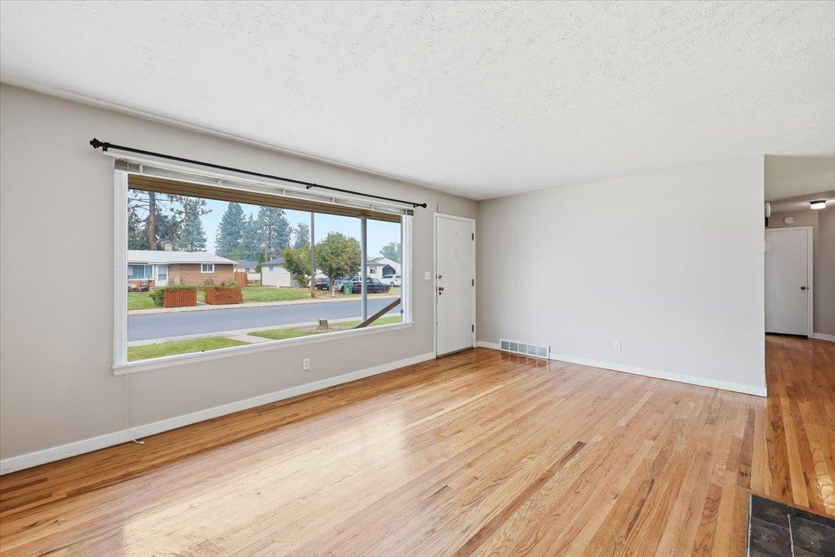 201 W Franklin Ct - Photo 8