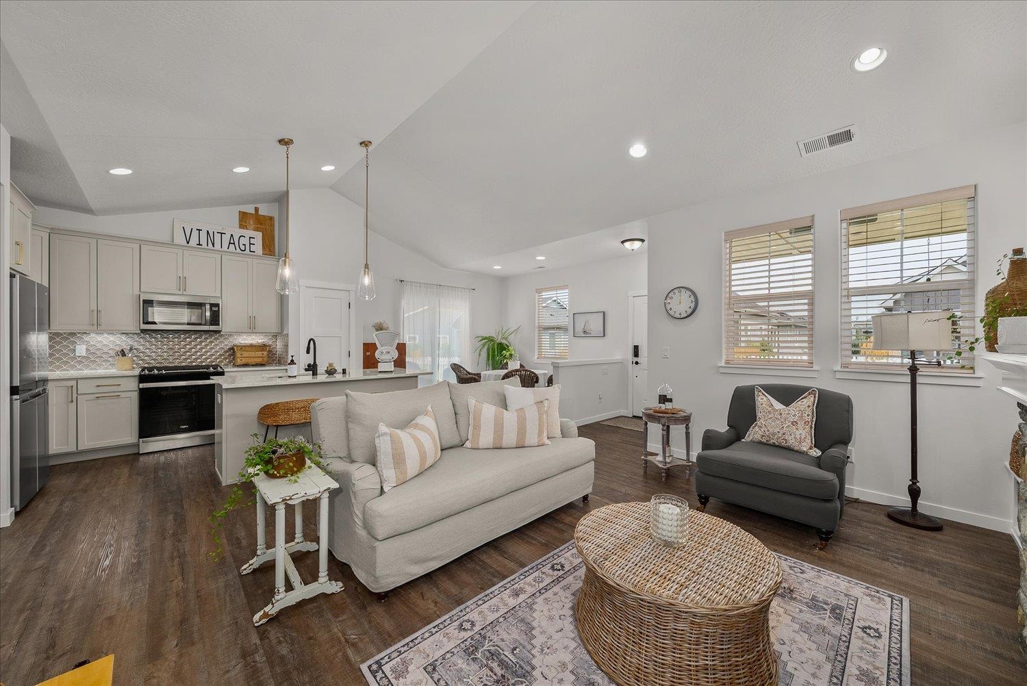 2672 N Allenby Ln - Photo 3