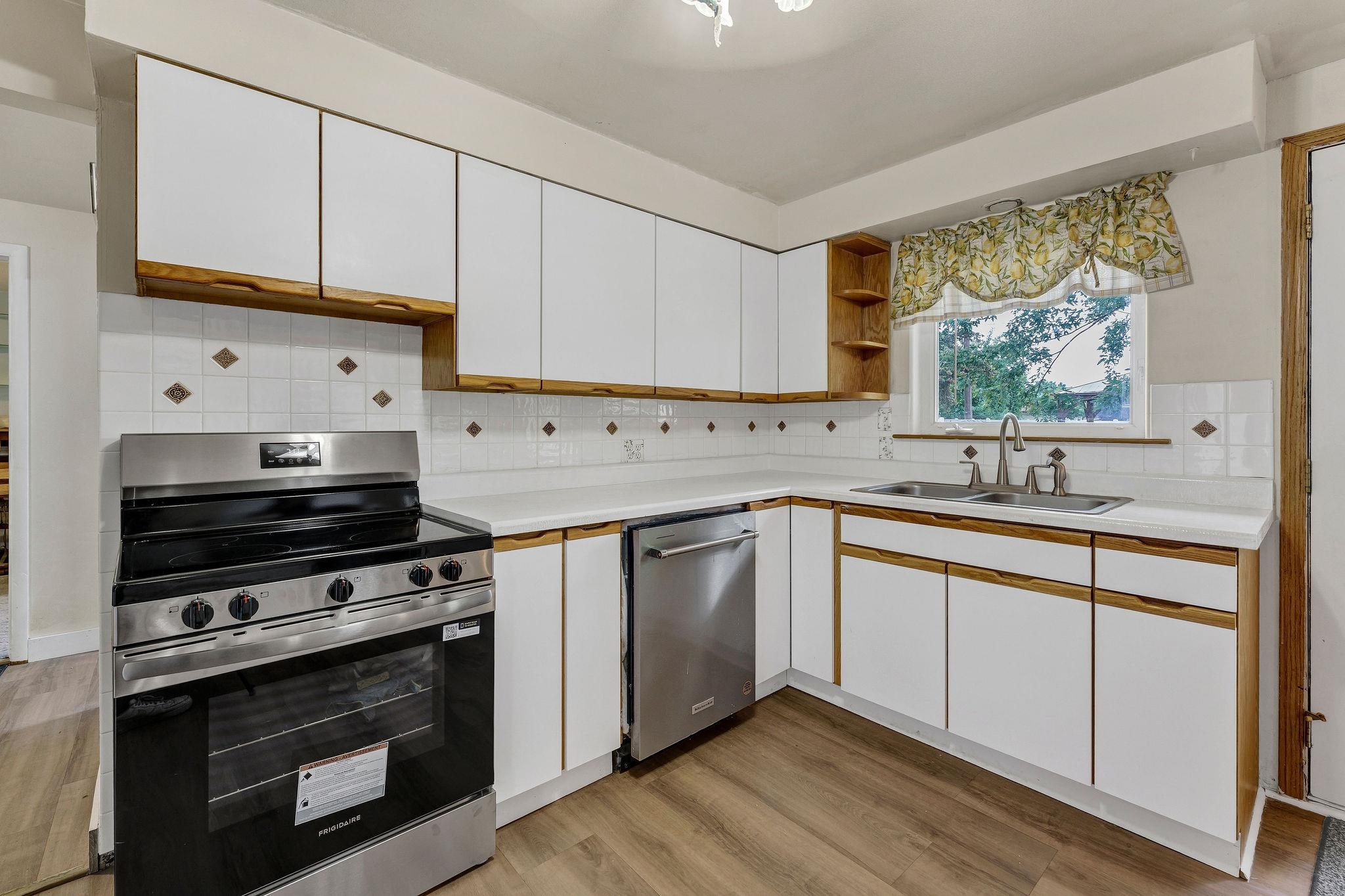 915 N Bowdish Rd - Photo 8