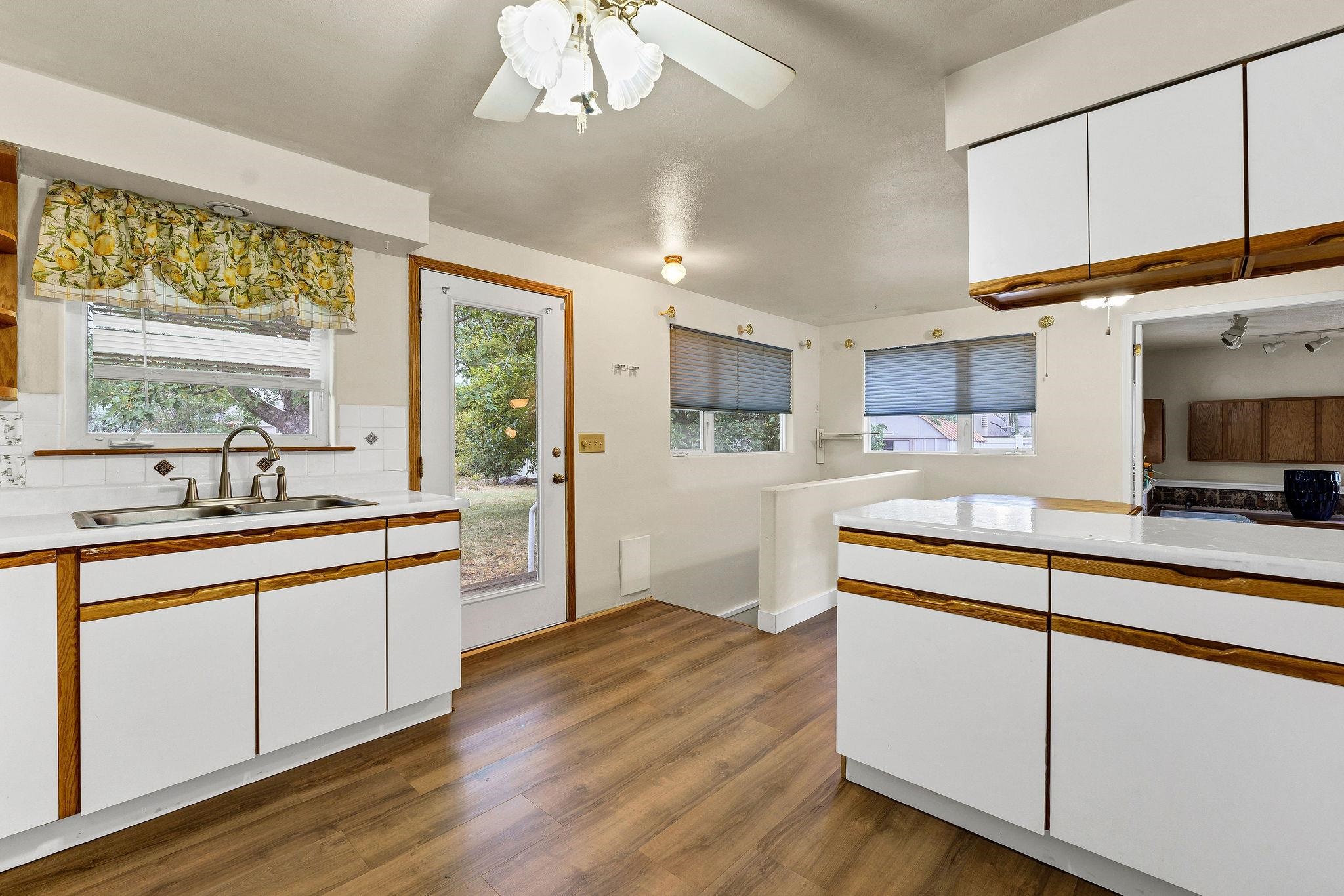 915 N Bowdish Rd - Photo 9