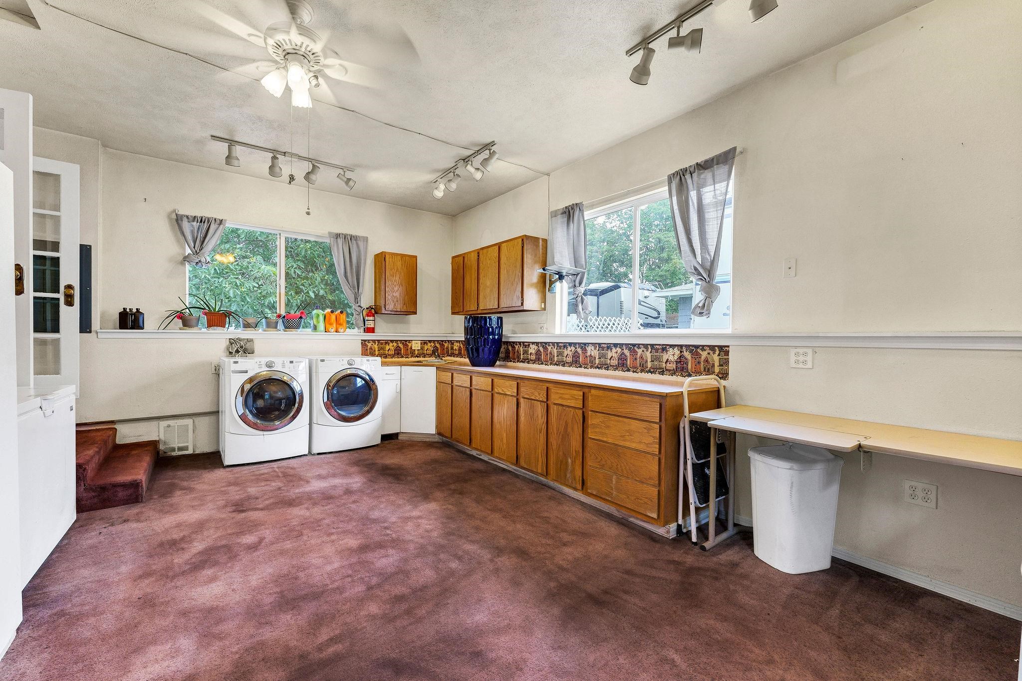 915 N Bowdish Rd - Photo 11