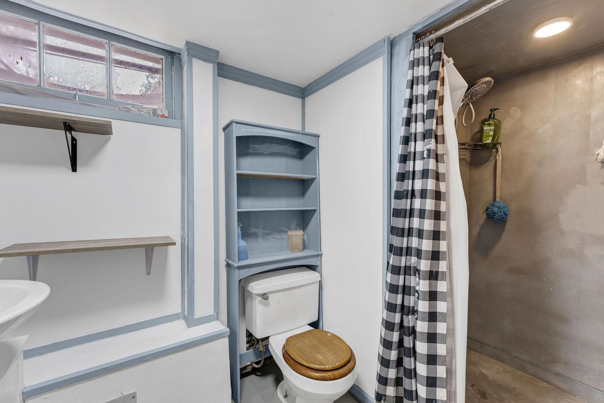 915 N Bowdish Rd - Photo 20