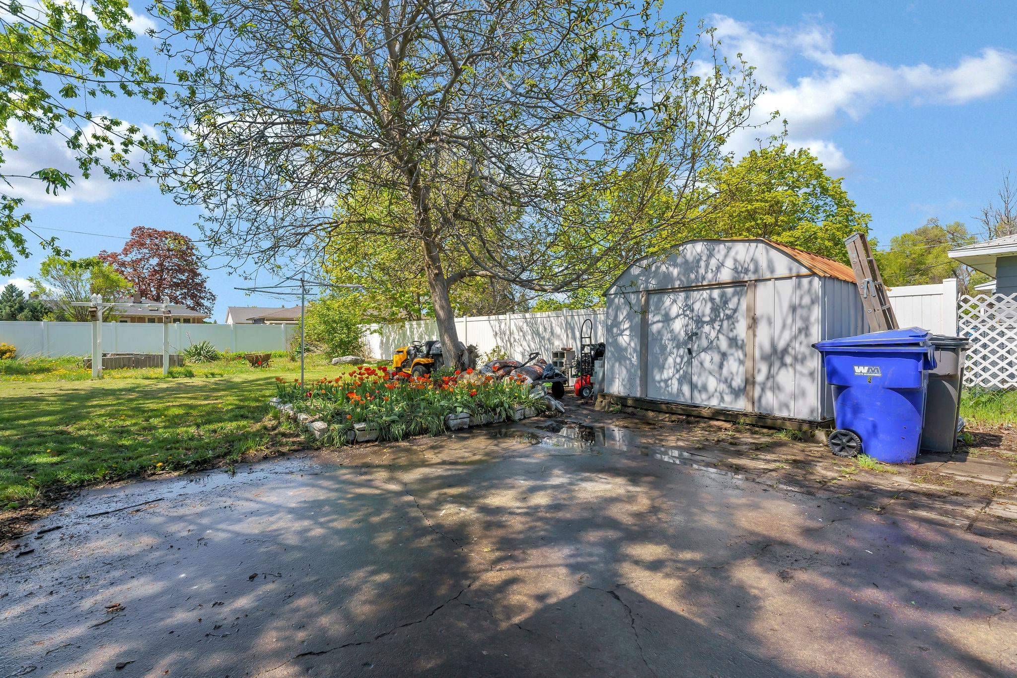 915 N Bowdish Rd - Photo 22