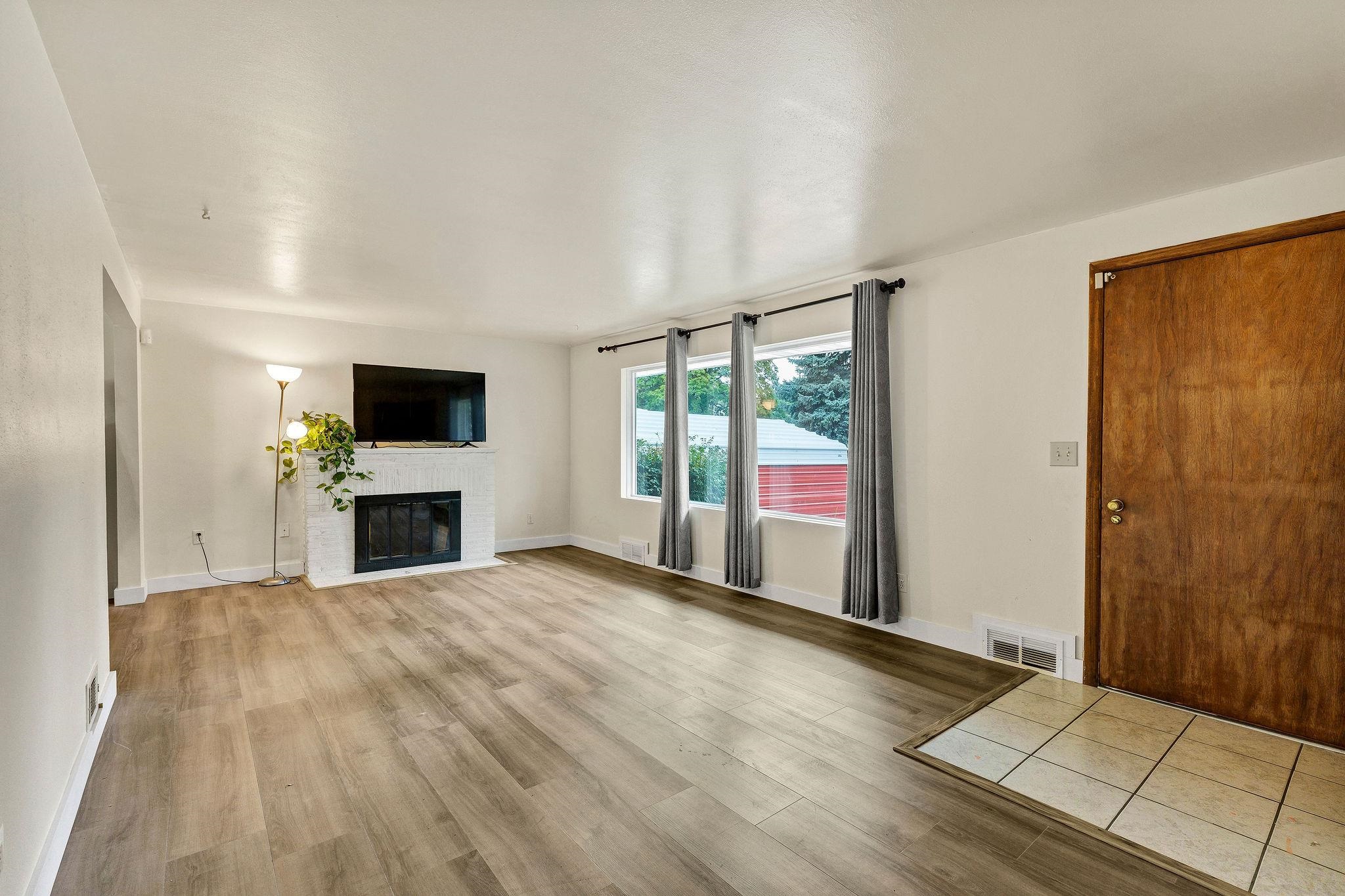 915 N Bowdish Rd - Photo 2