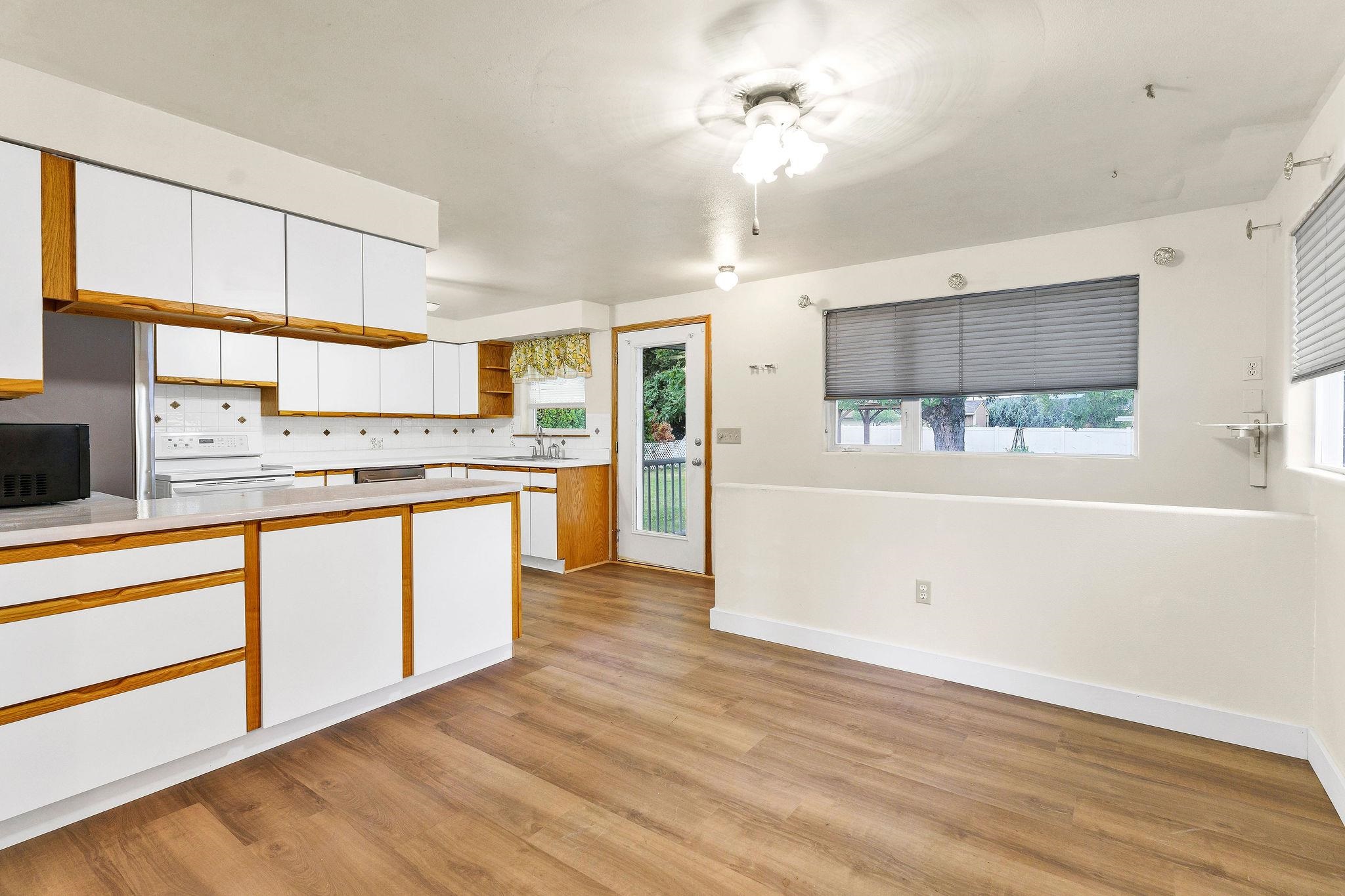 915 N Bowdish Rd - Photo 6