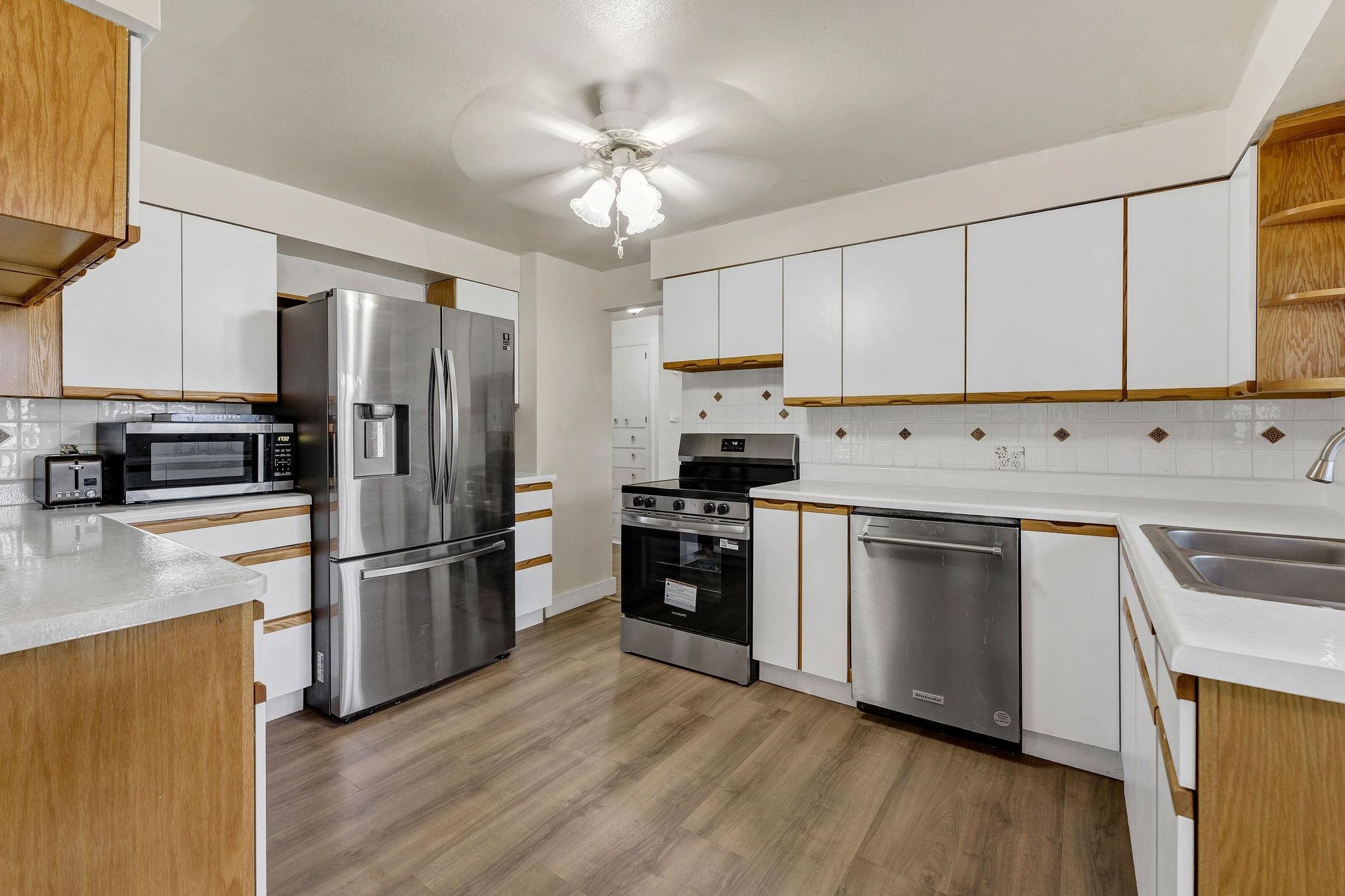 915 N Bowdish Rd - Photo 7