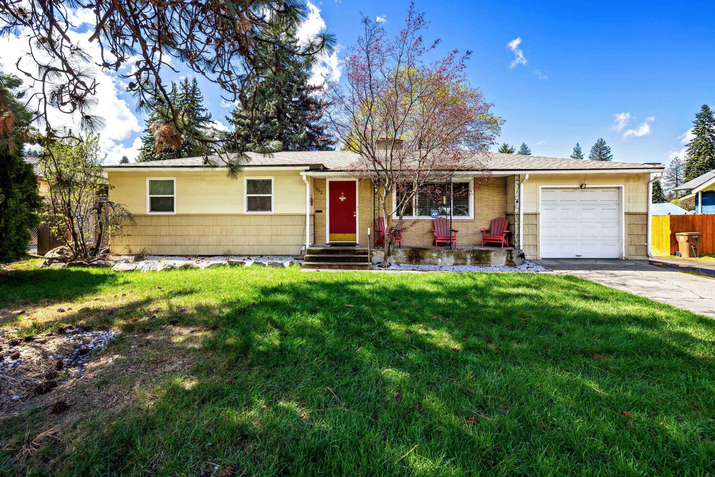 902 S Freya St - Photo 2