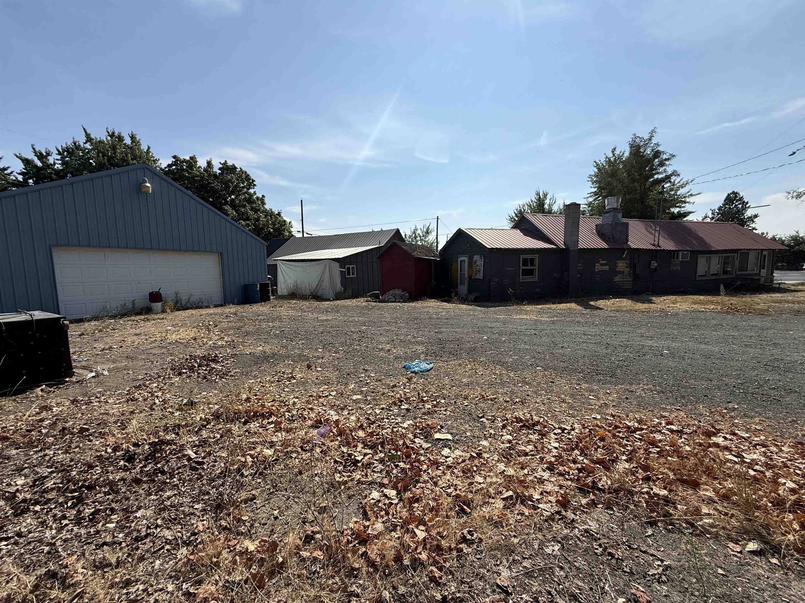 711 E Lake St - Photo 3
