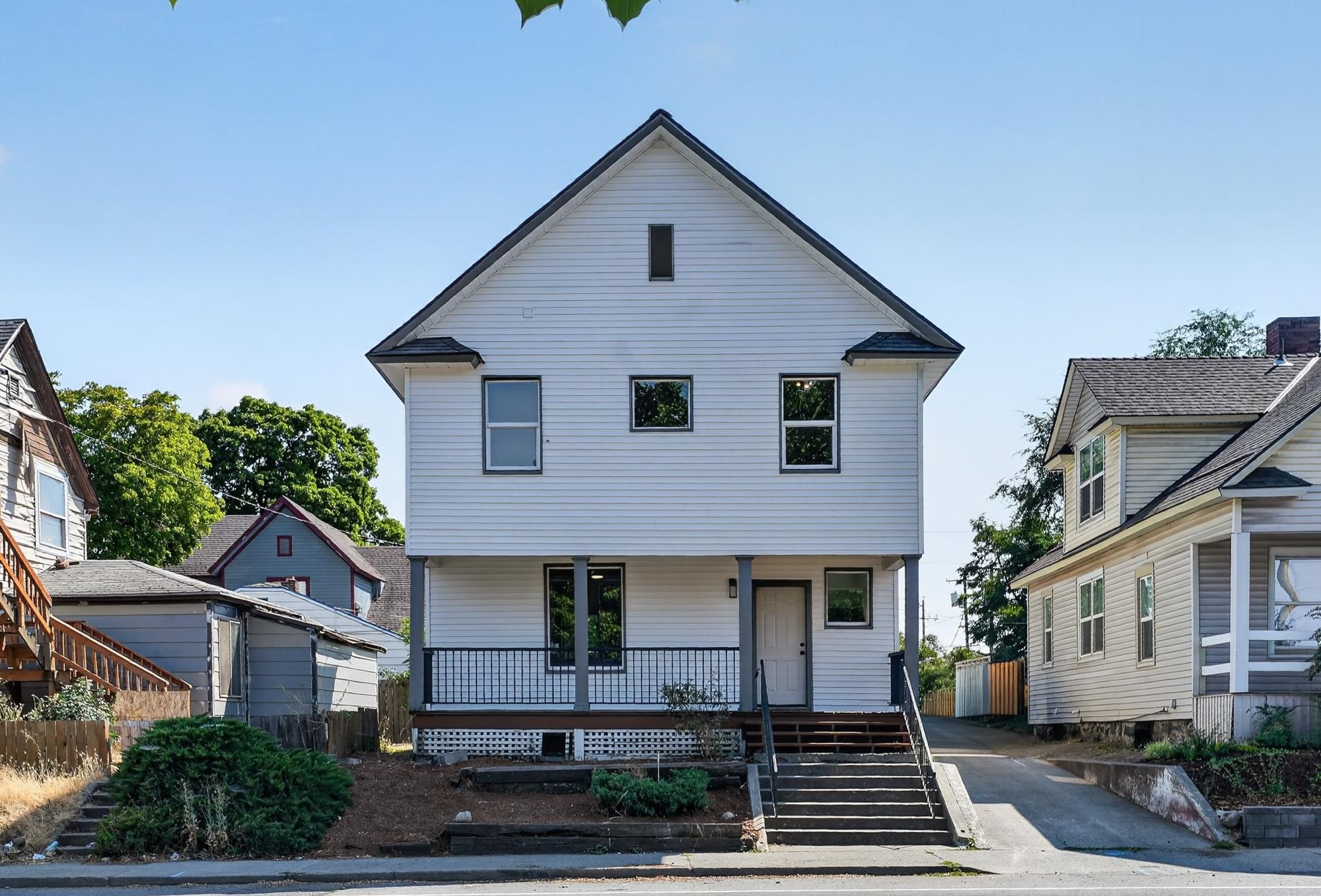 907 W Maxwell Ave - Photo 1