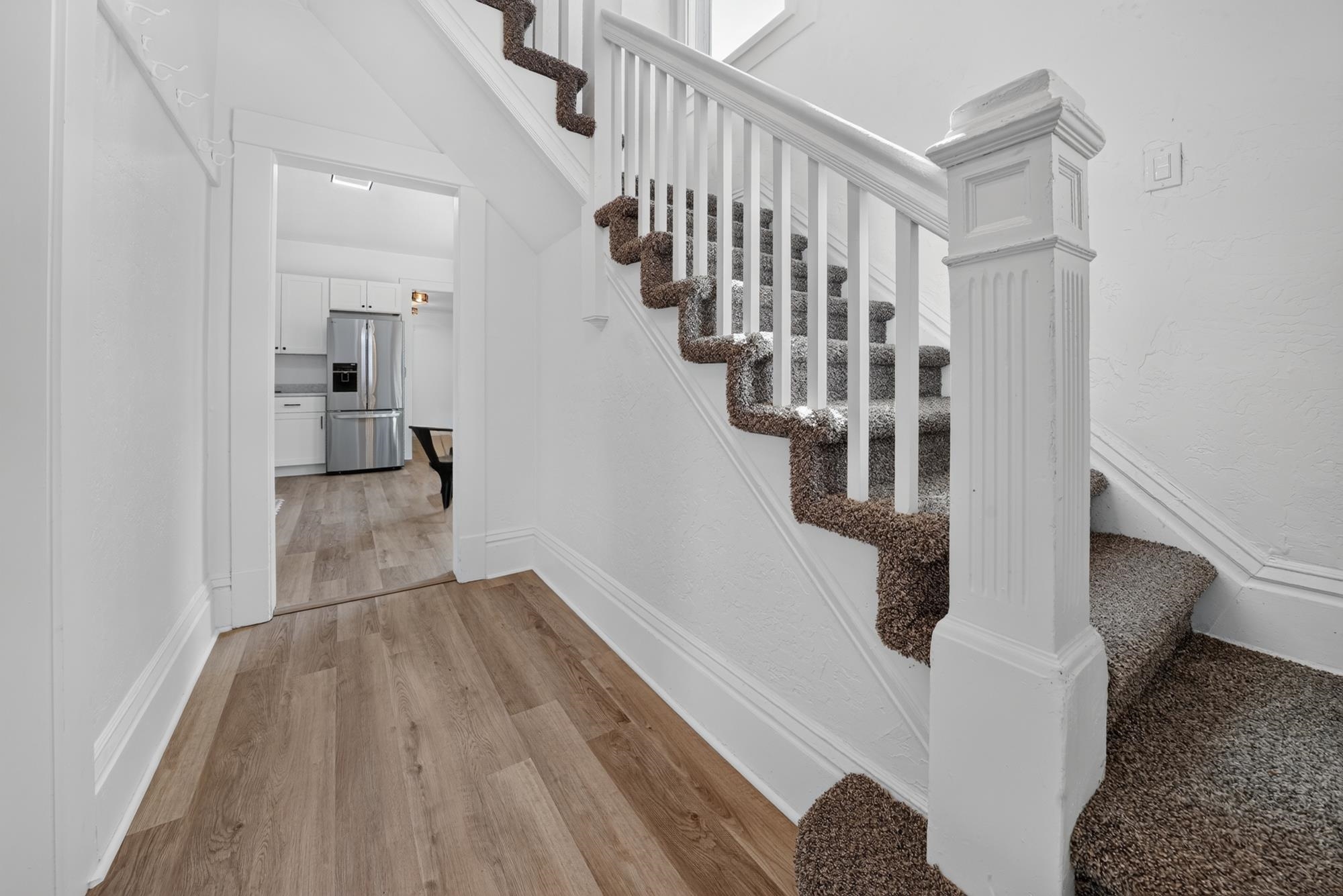 907 W Maxwell Ave - Photo 2