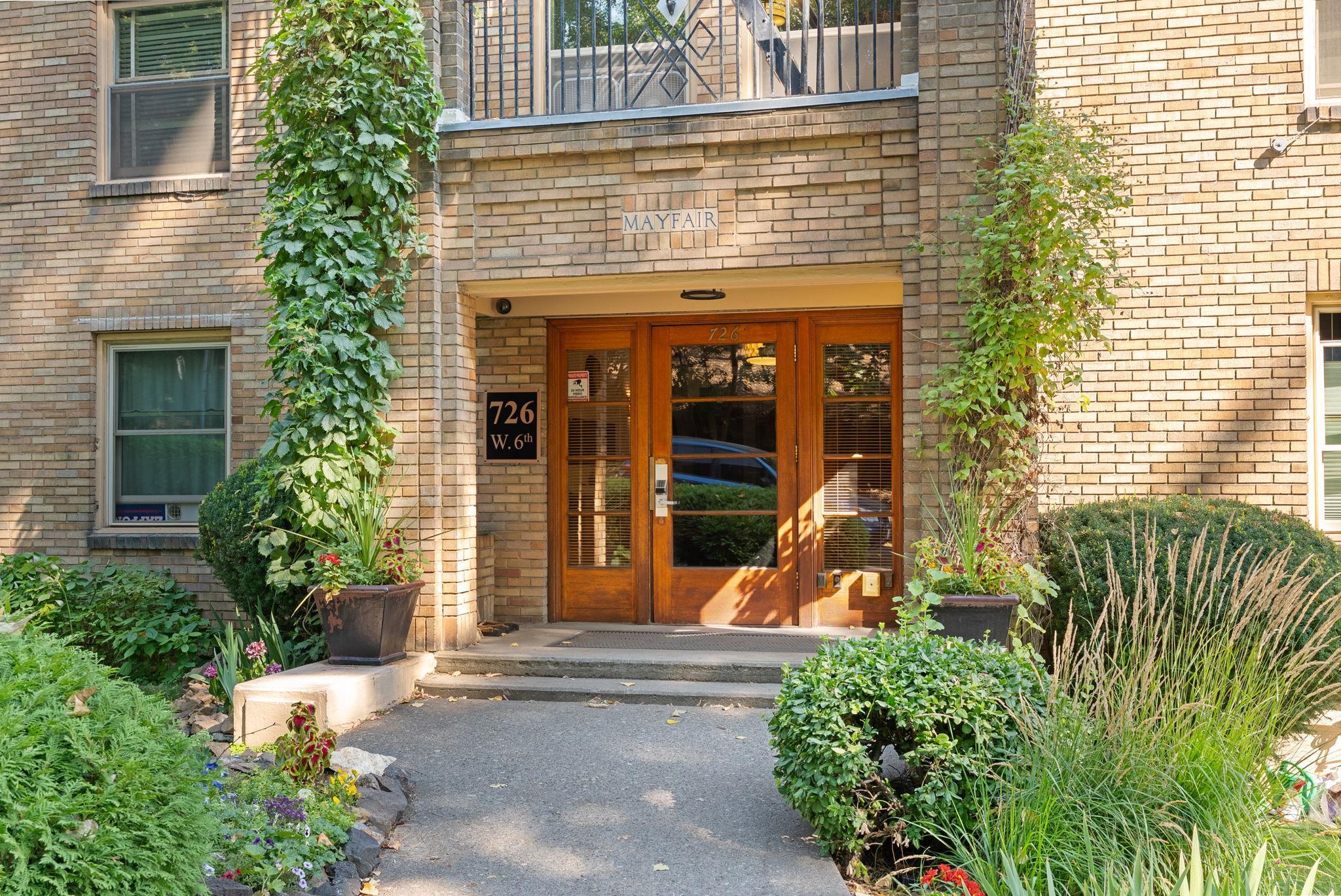 726 W 6th Ave - Photo 2
