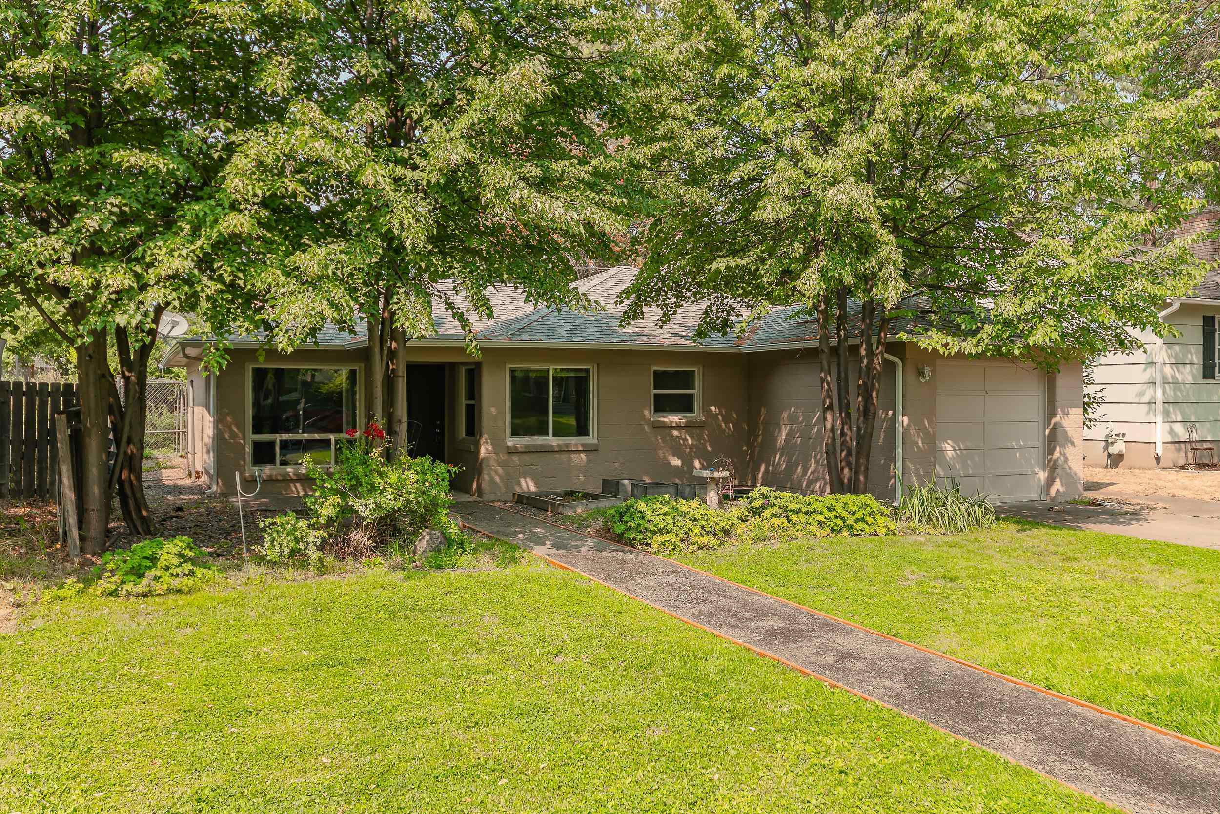1307 E Thurston Ave - Photo 2