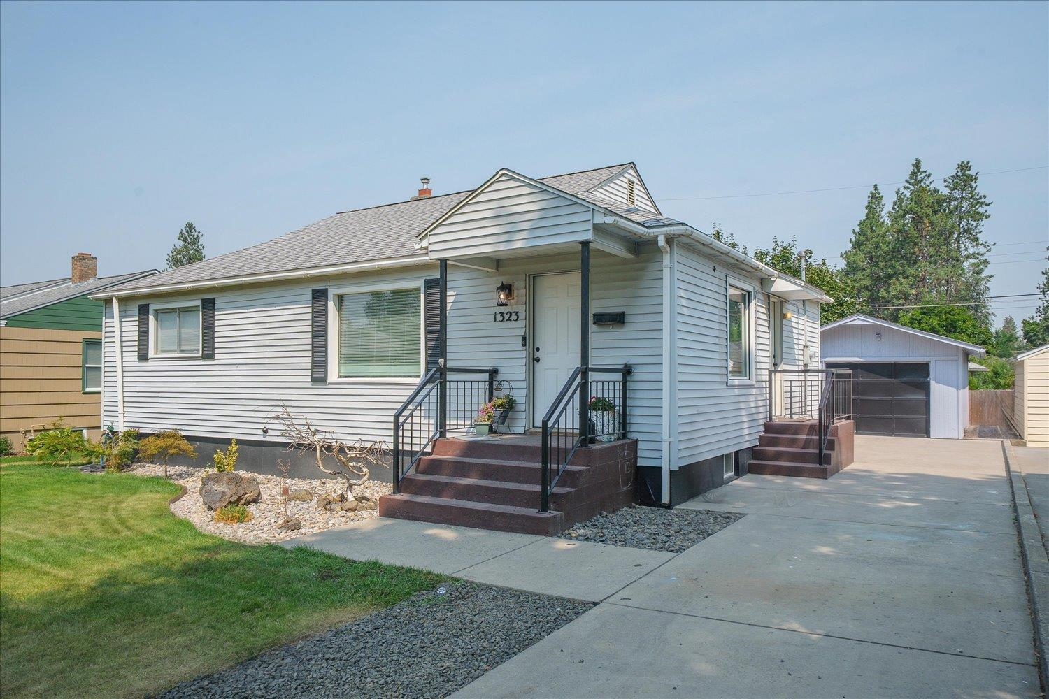 1323 E 41st Ave - Photo 2