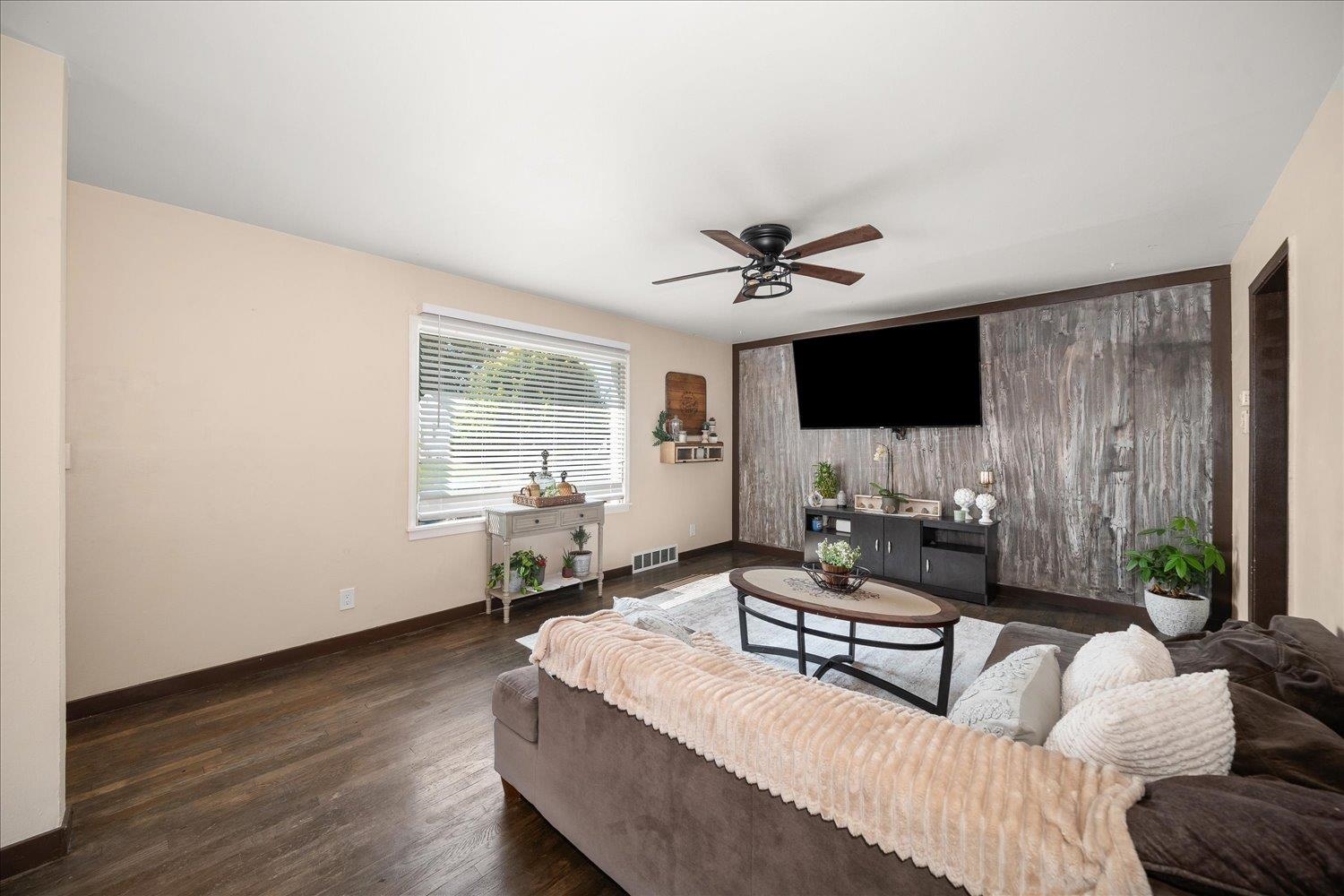 1323 E 41st Ave - Photo 8