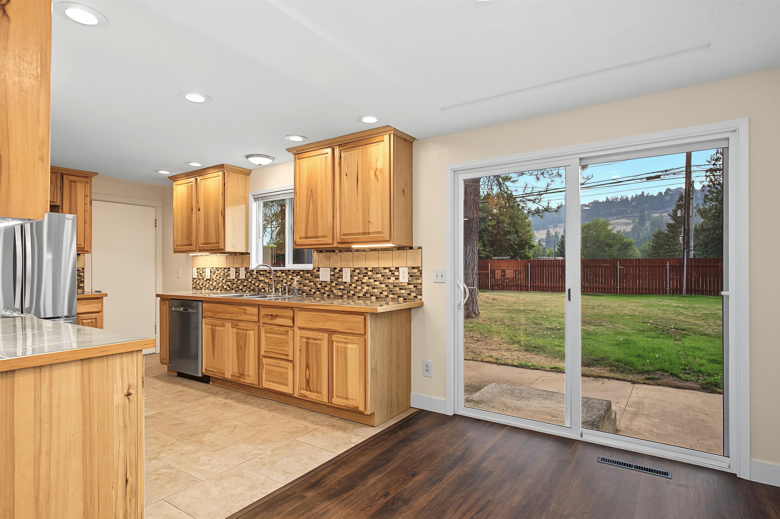 8223 N HOWARD St - Photo 10