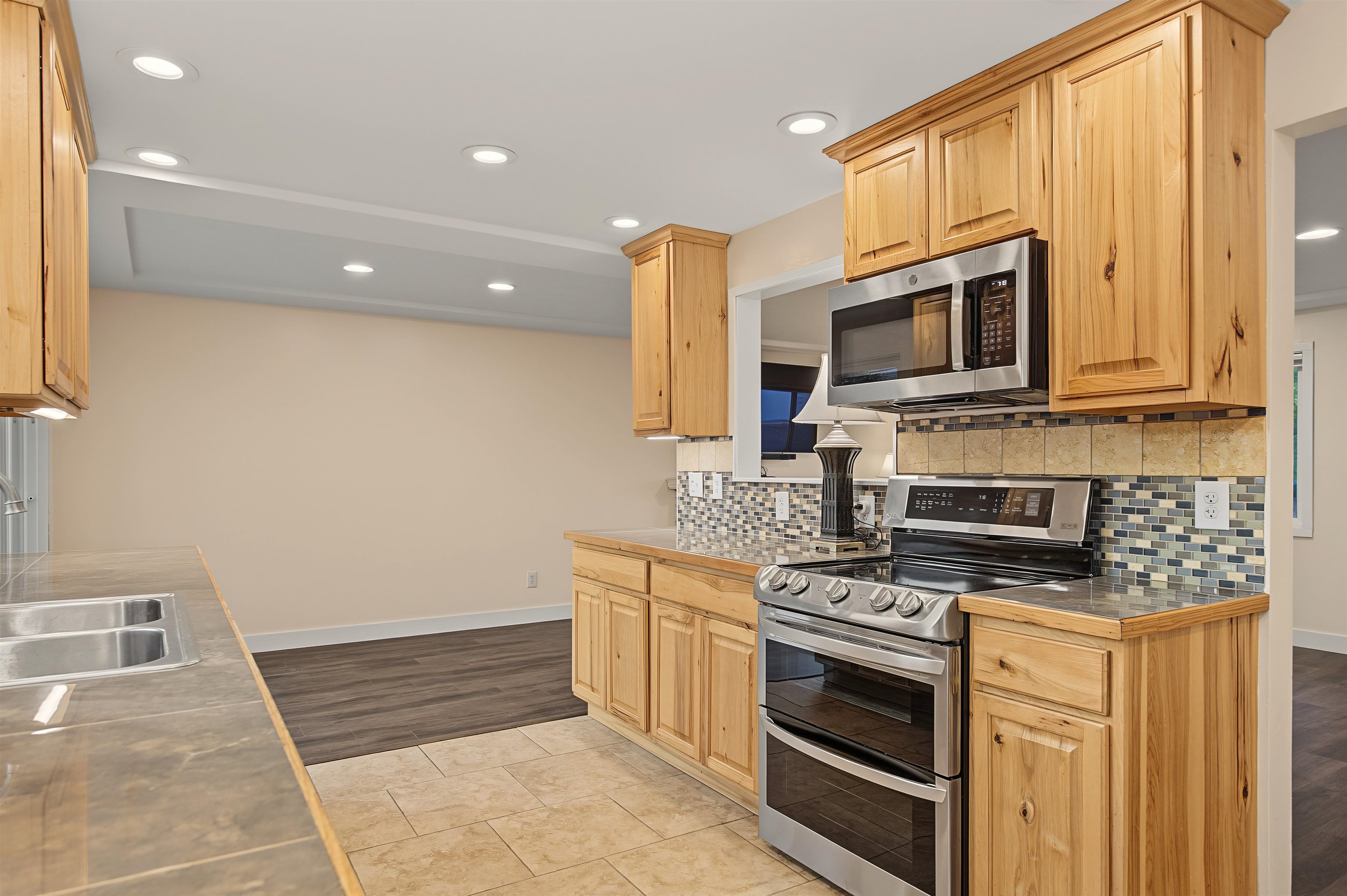 8223 N HOWARD St - Photo 12