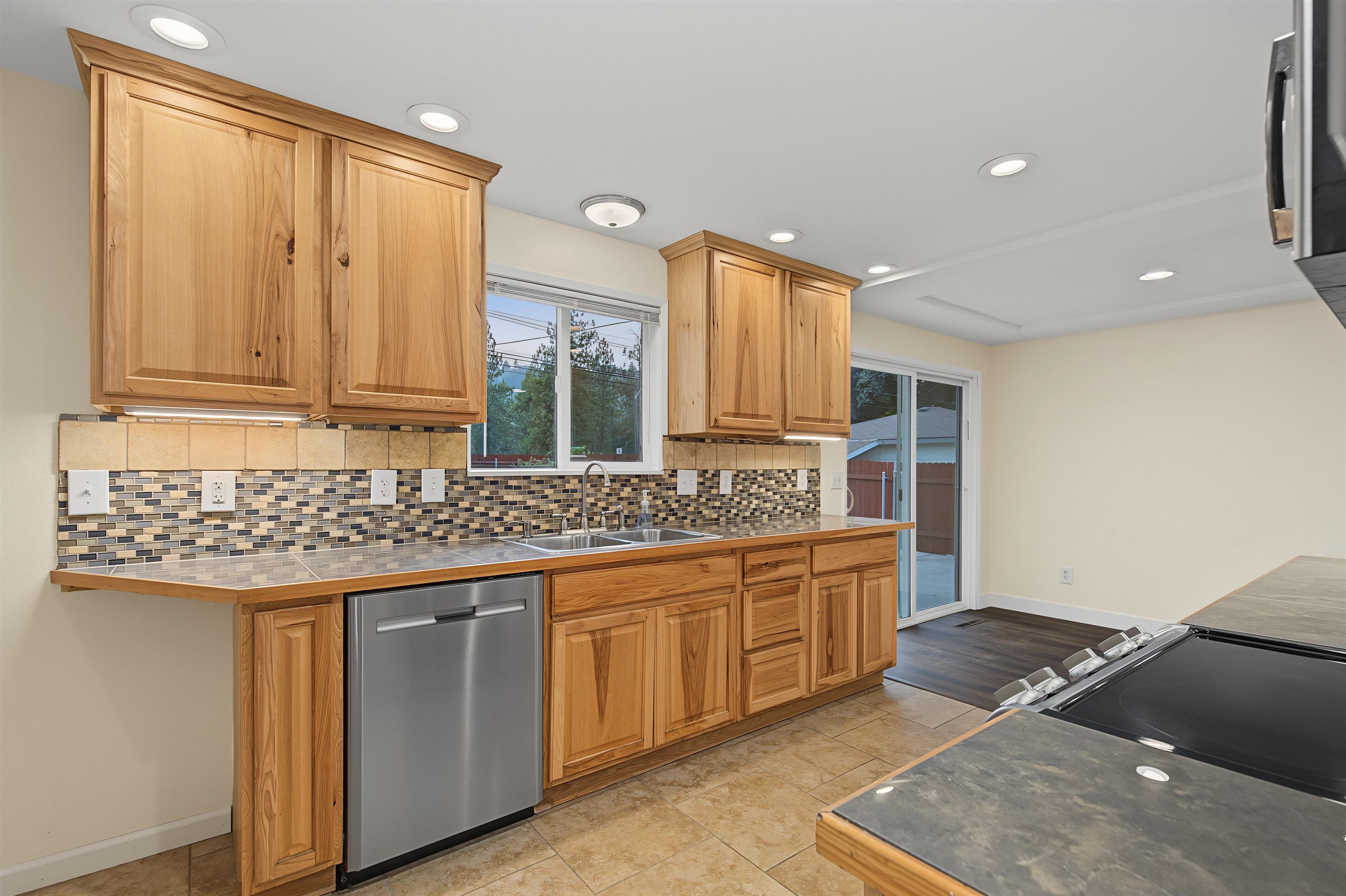 8223 N HOWARD St - Photo 14