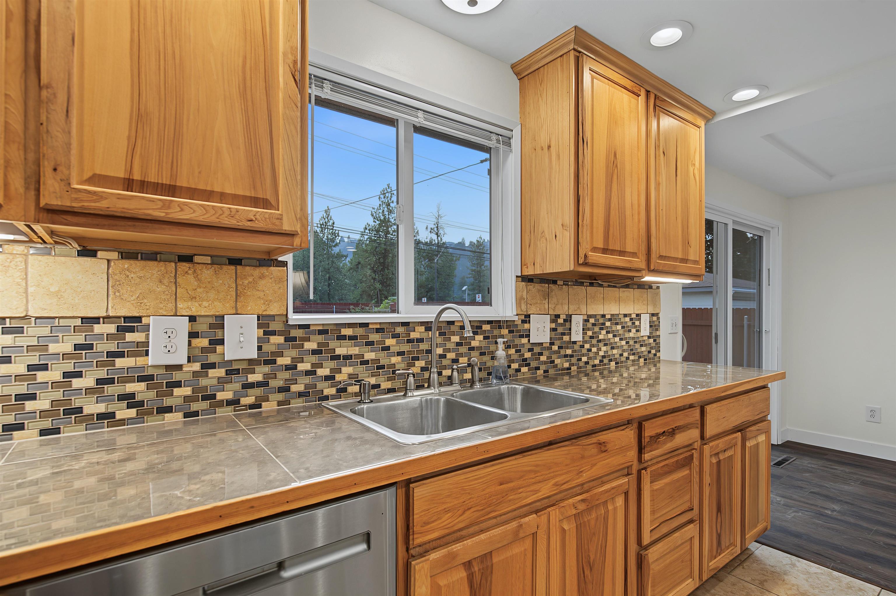 8223 N HOWARD St - Photo 15