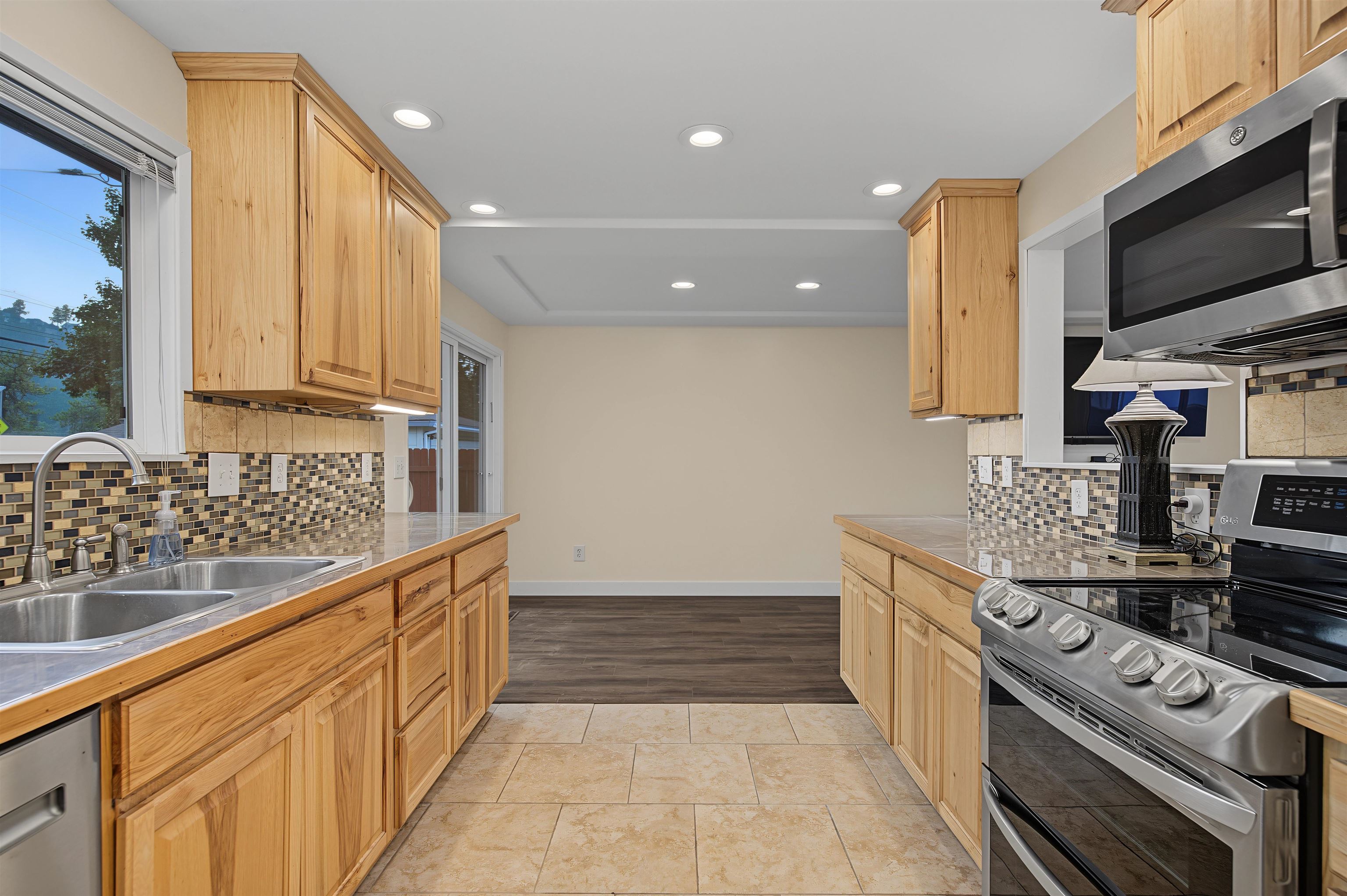 8223 N HOWARD St - Photo 16