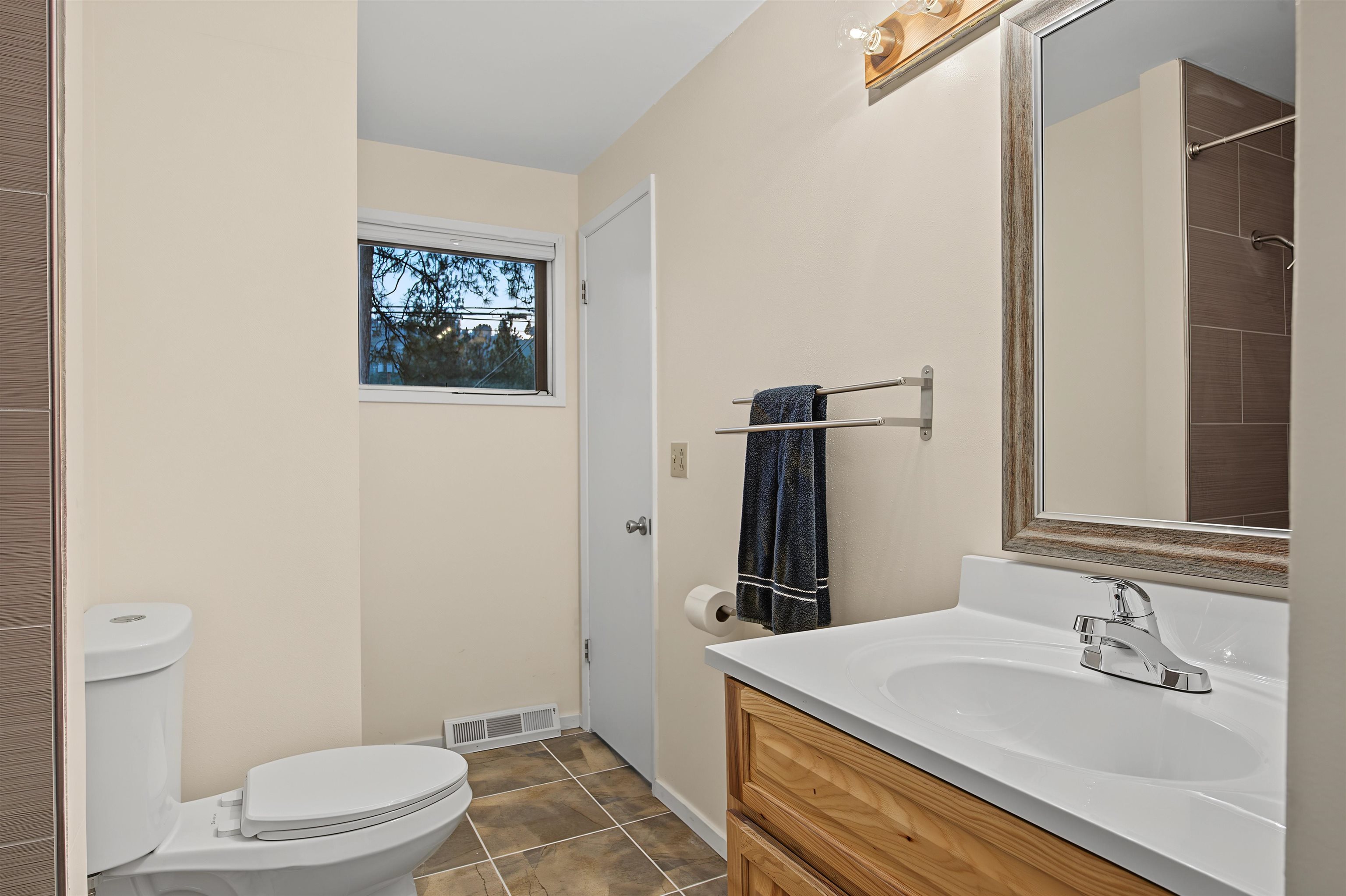 8223 N HOWARD St - Photo 18
