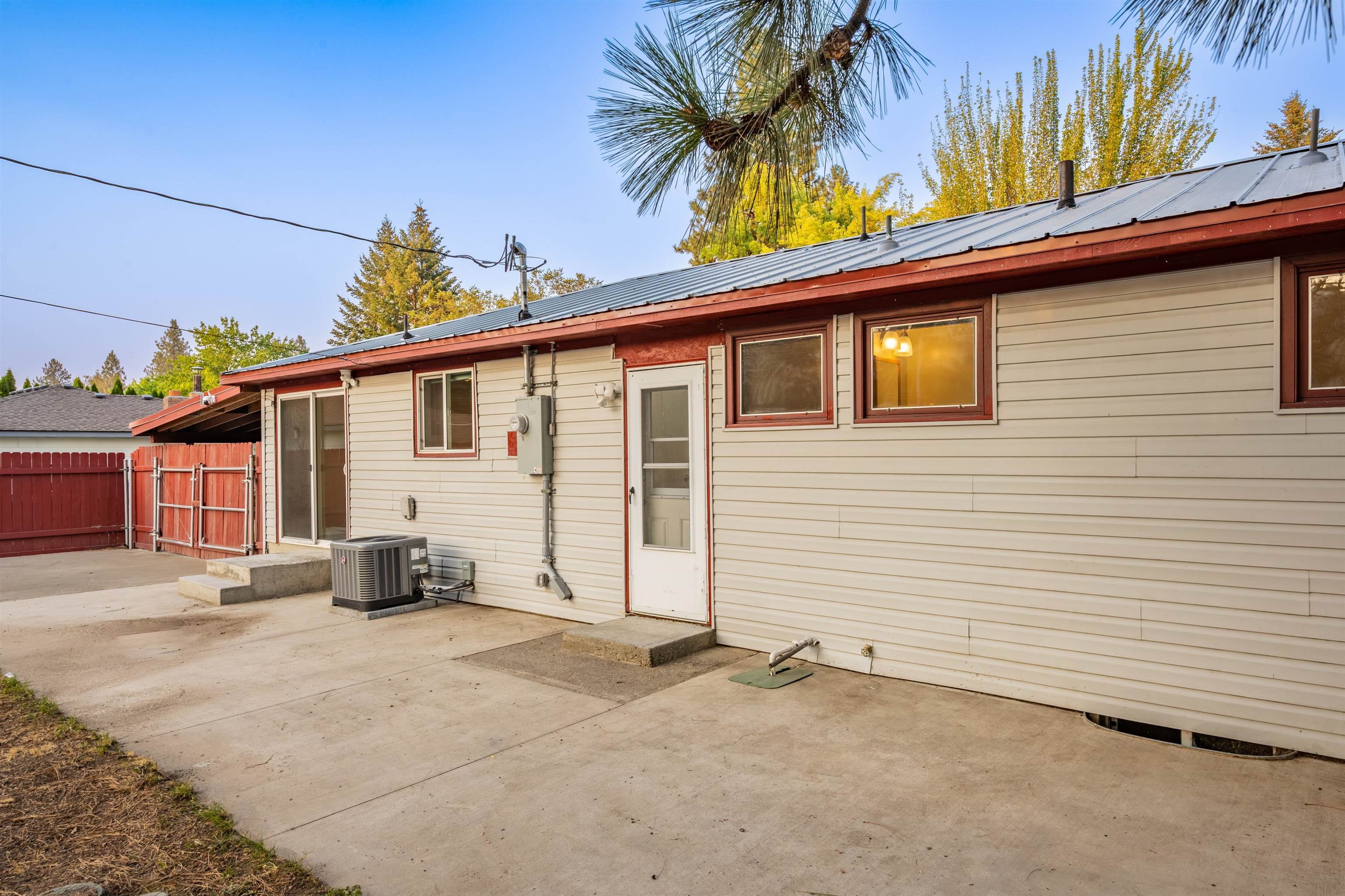 8223 N HOWARD St - Photo 42