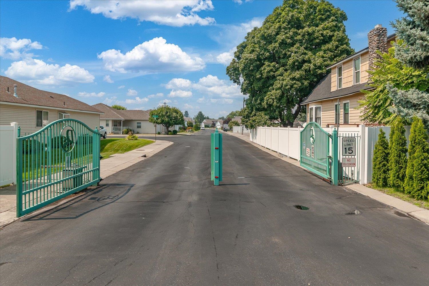 13716 E 15th Ln - Photo 2