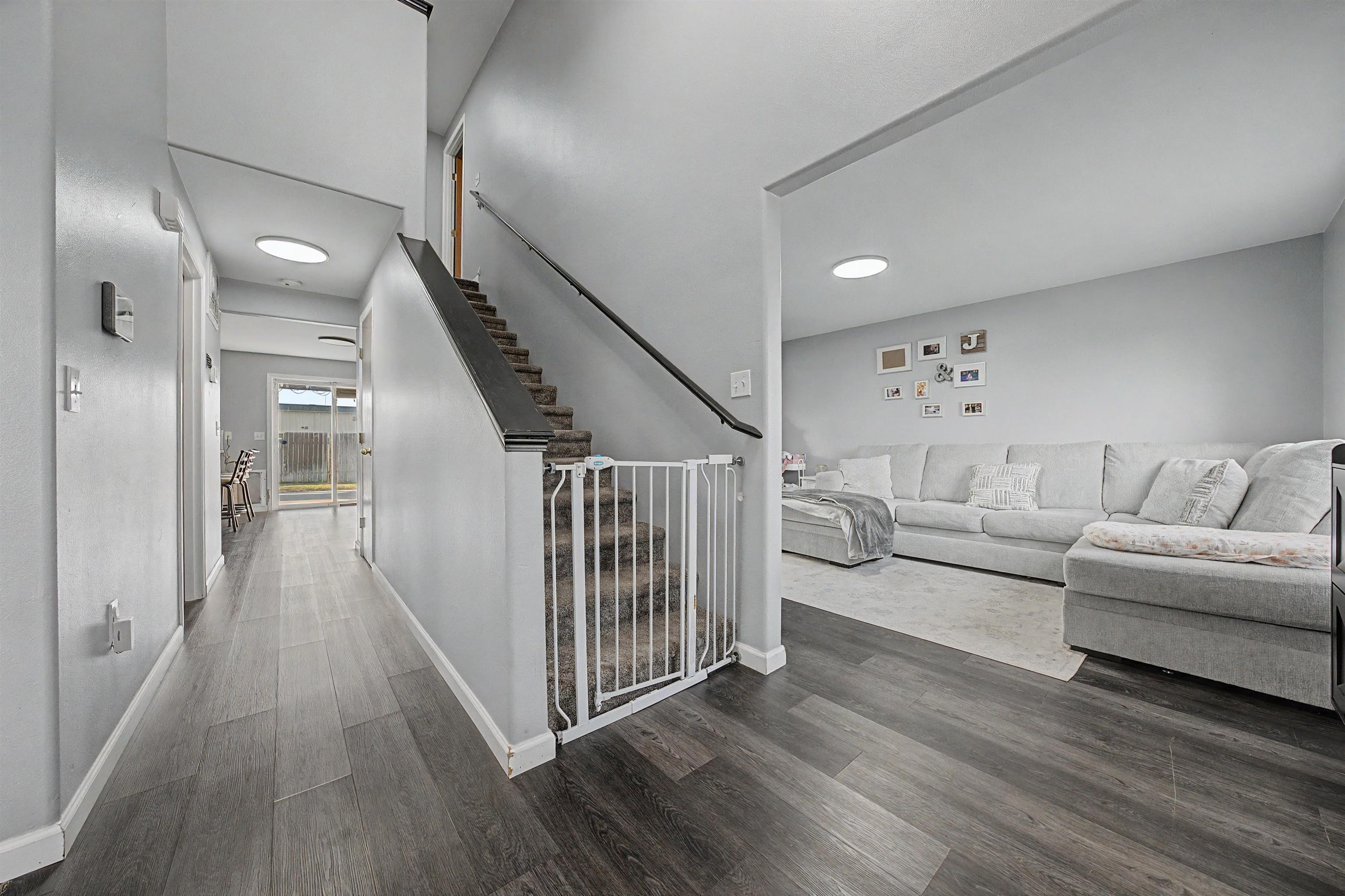 1737 W Mockingbird St - Photo 3