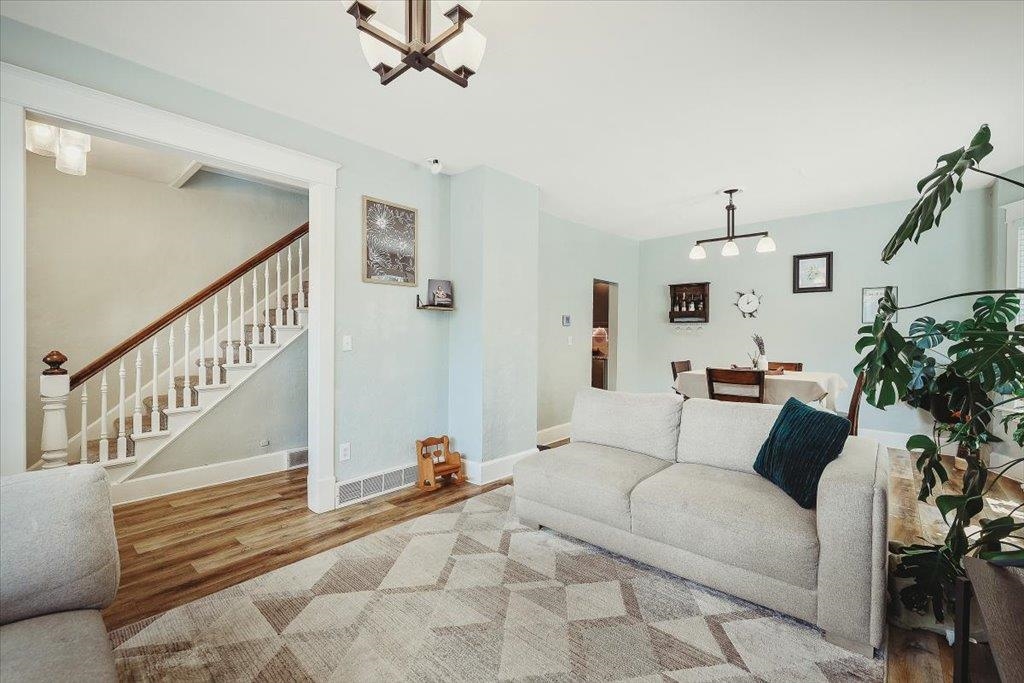 619 S Elm St - Photo 2