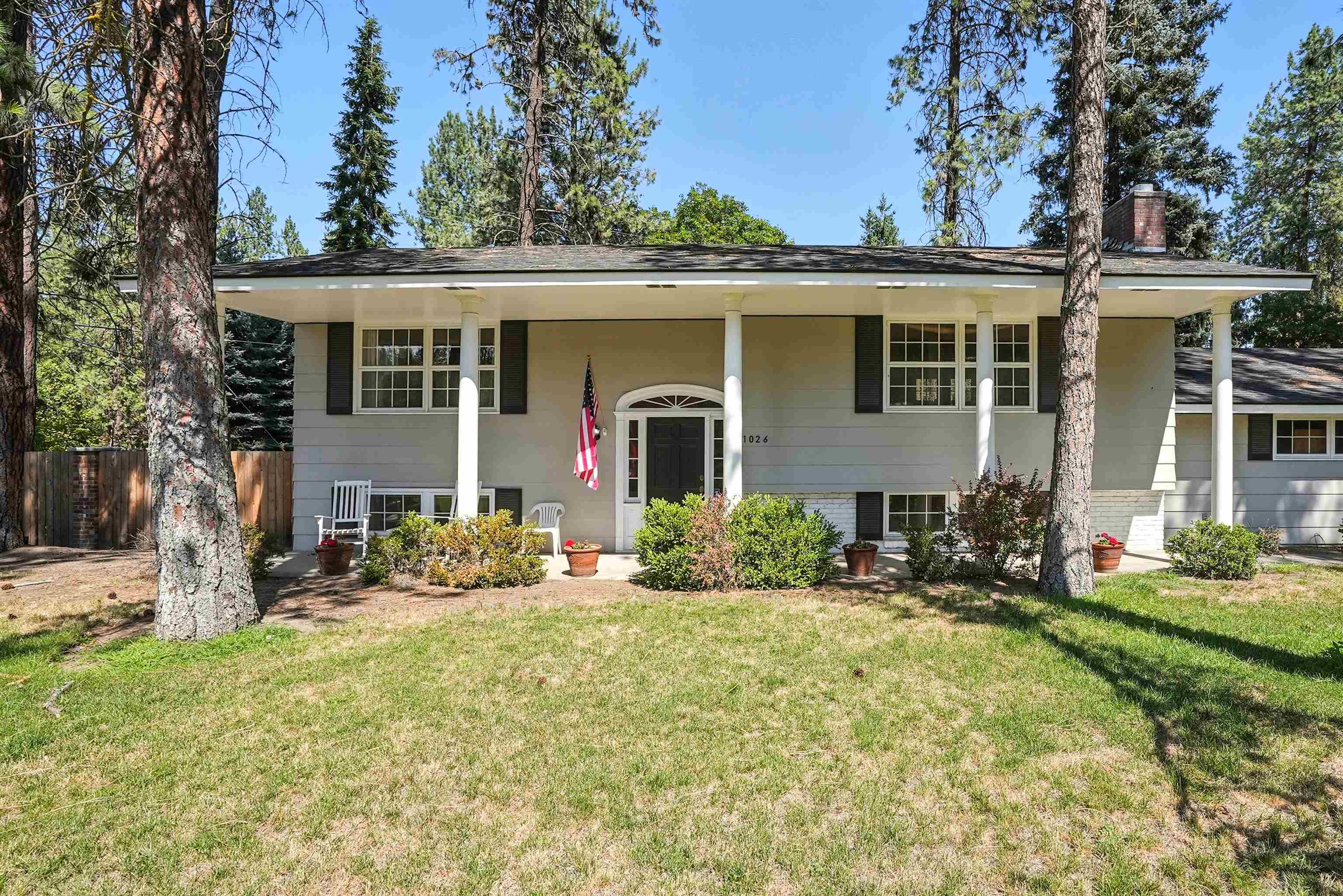 1026 W Woodway Ave - Photo 1
