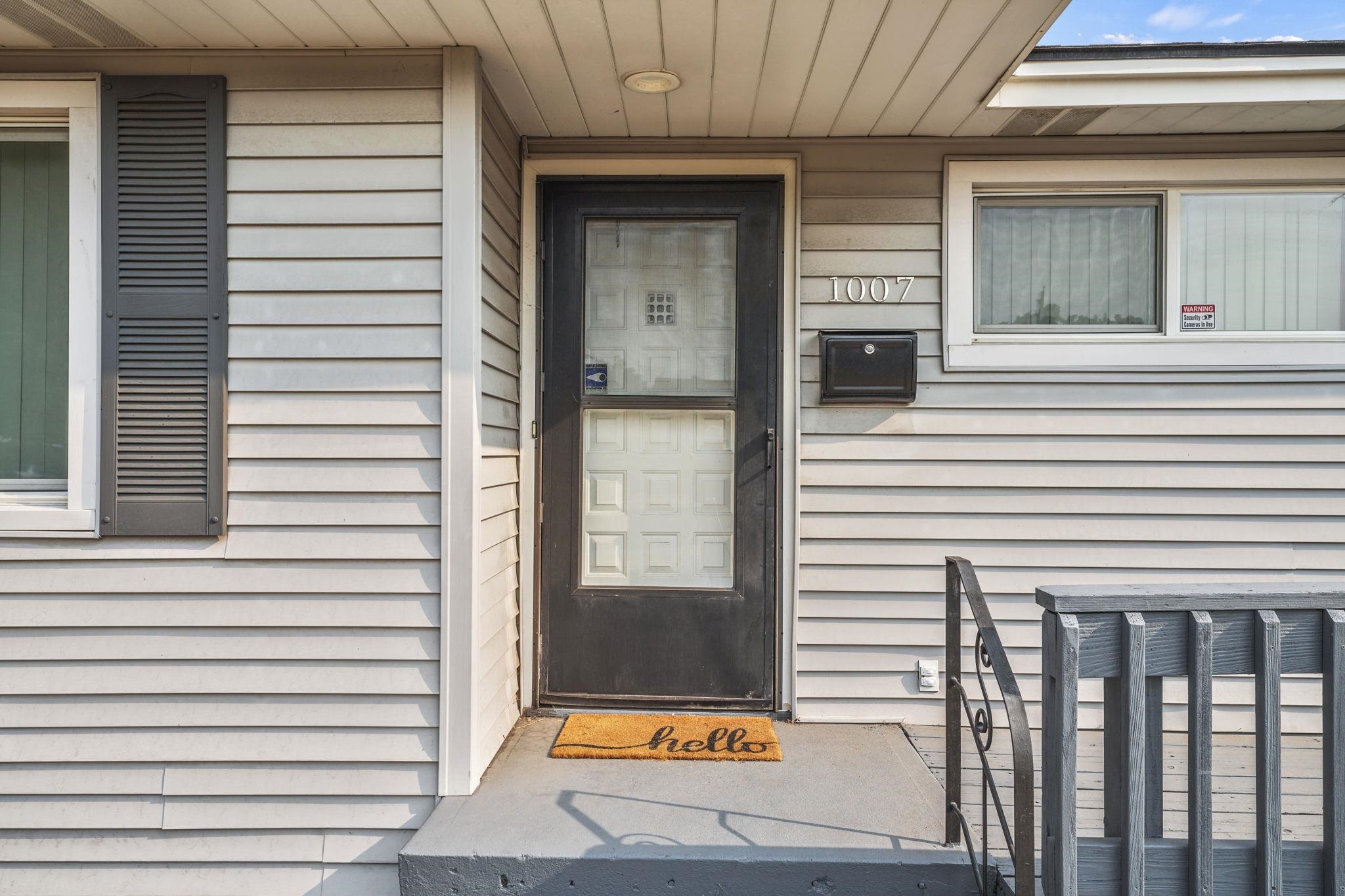 1007 E Walton St - Photo 3