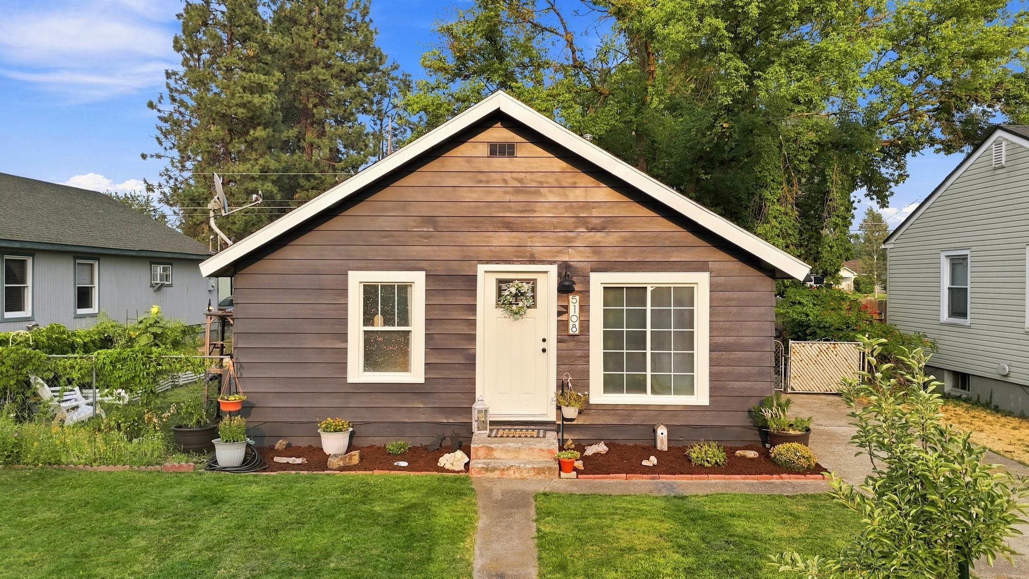5108 N Maple St - Photo 1