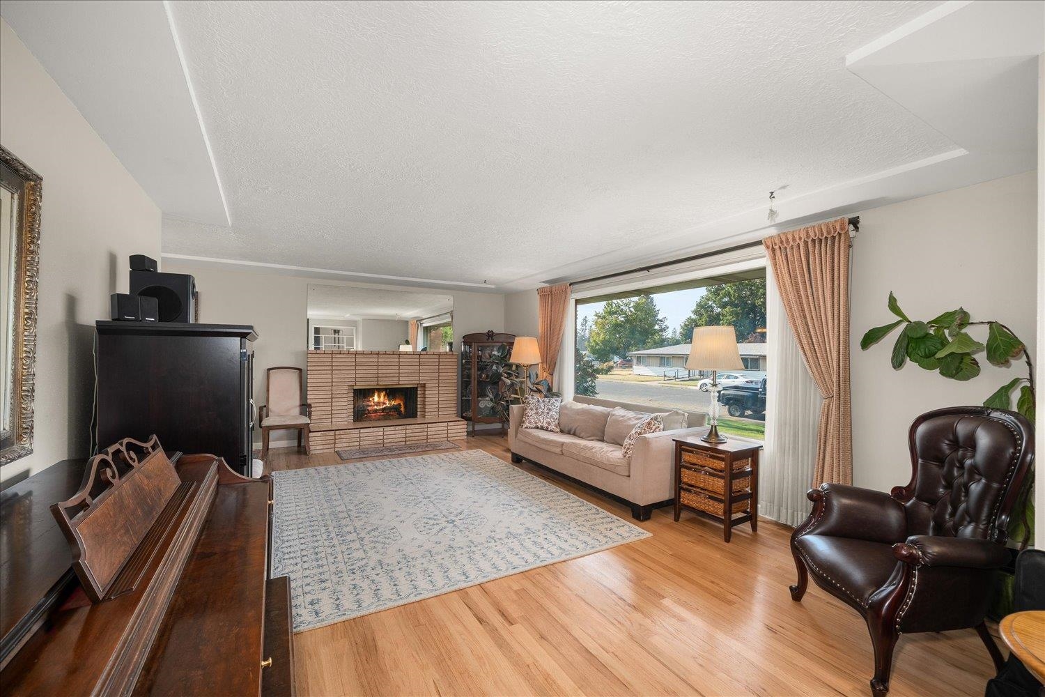 3423 W Elmhurst Ave - Photo 4
