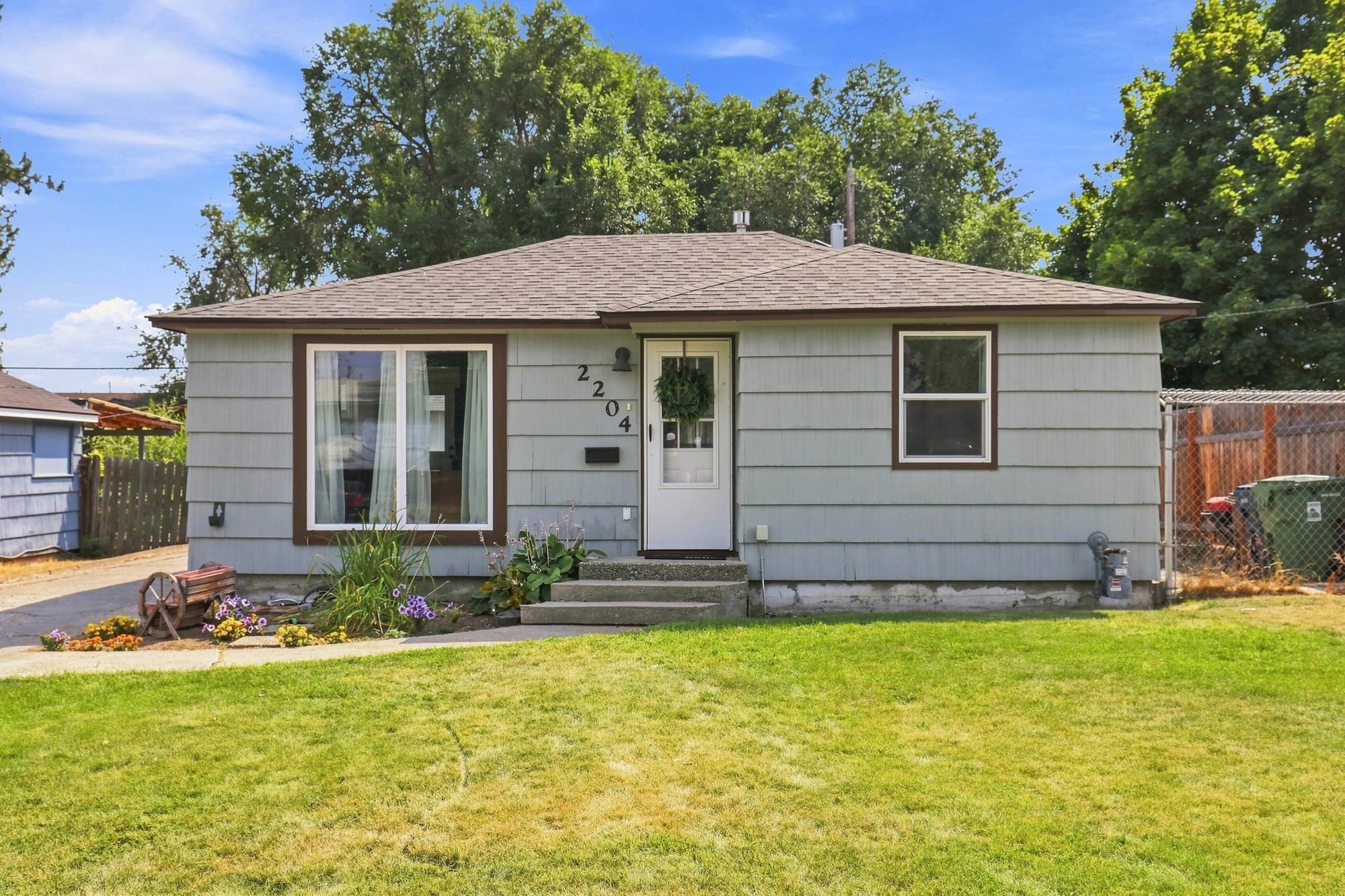 2204 E Bismark Ave - Photo 1