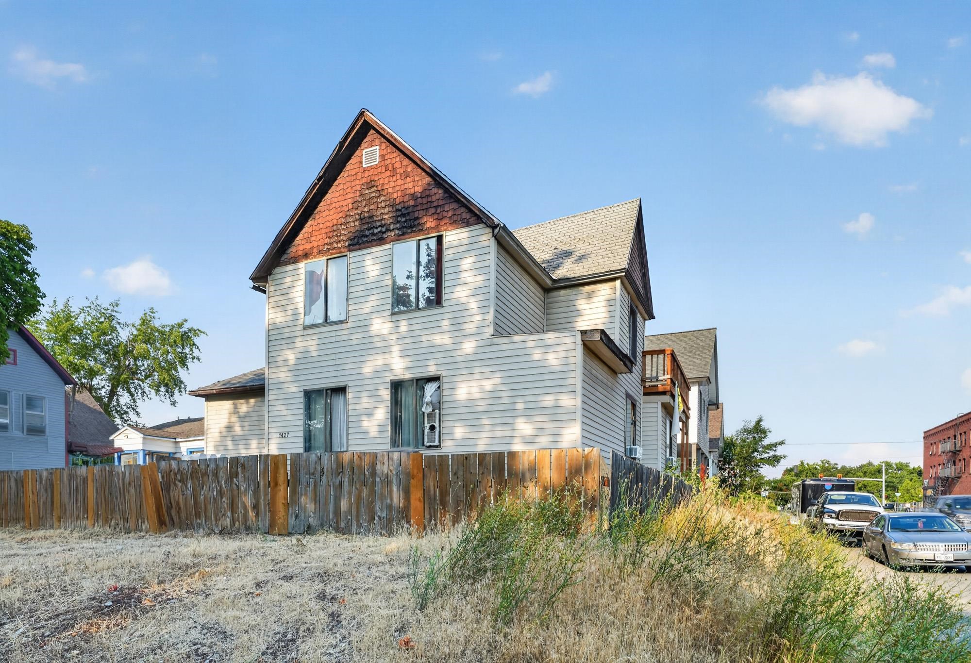 1427 N Lincoln St - Photo 2