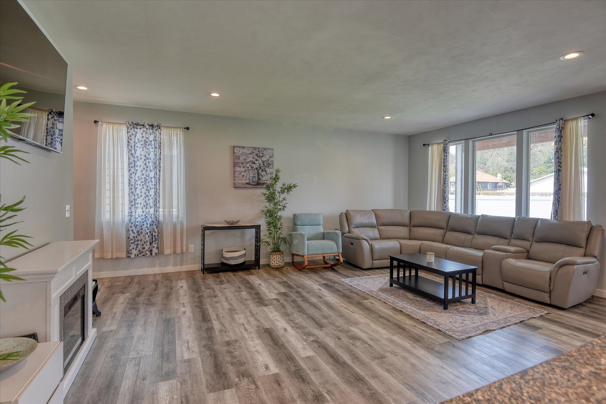 5023 E Grace Ave - Photo 3
