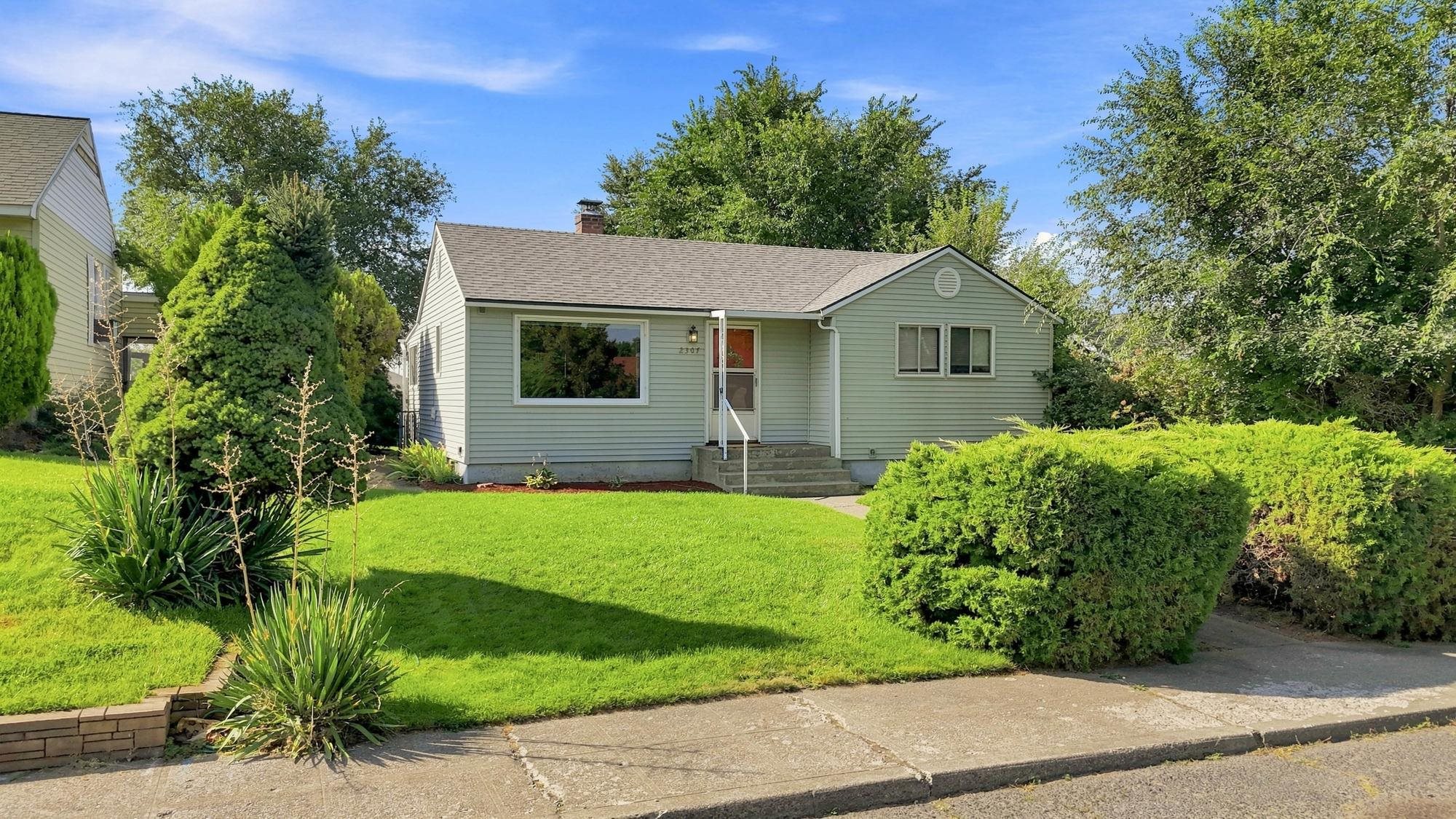 2307 W Broad Ave - Photo 1