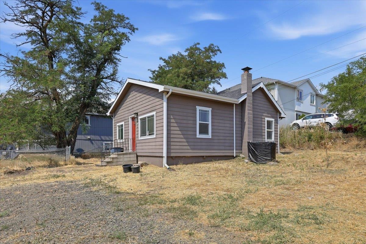 2929 E Jackson Ave - Photo 1