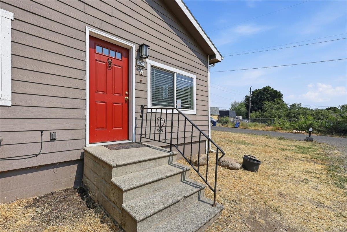 2929 E Jackson Ave - Photo 2