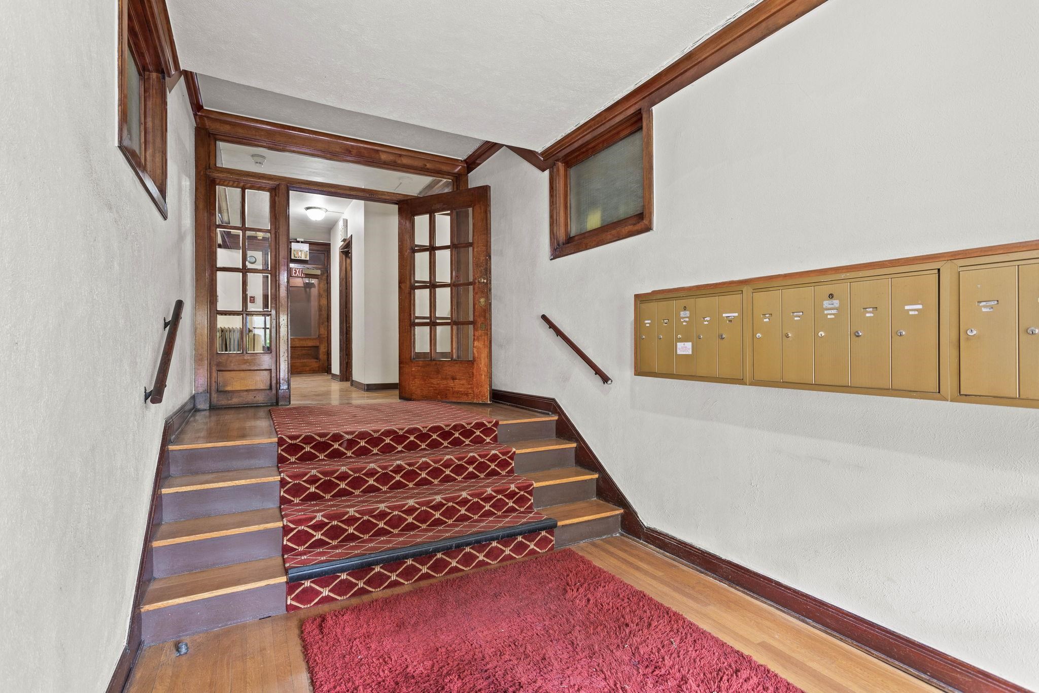 702 S Bernard St - Photo 8