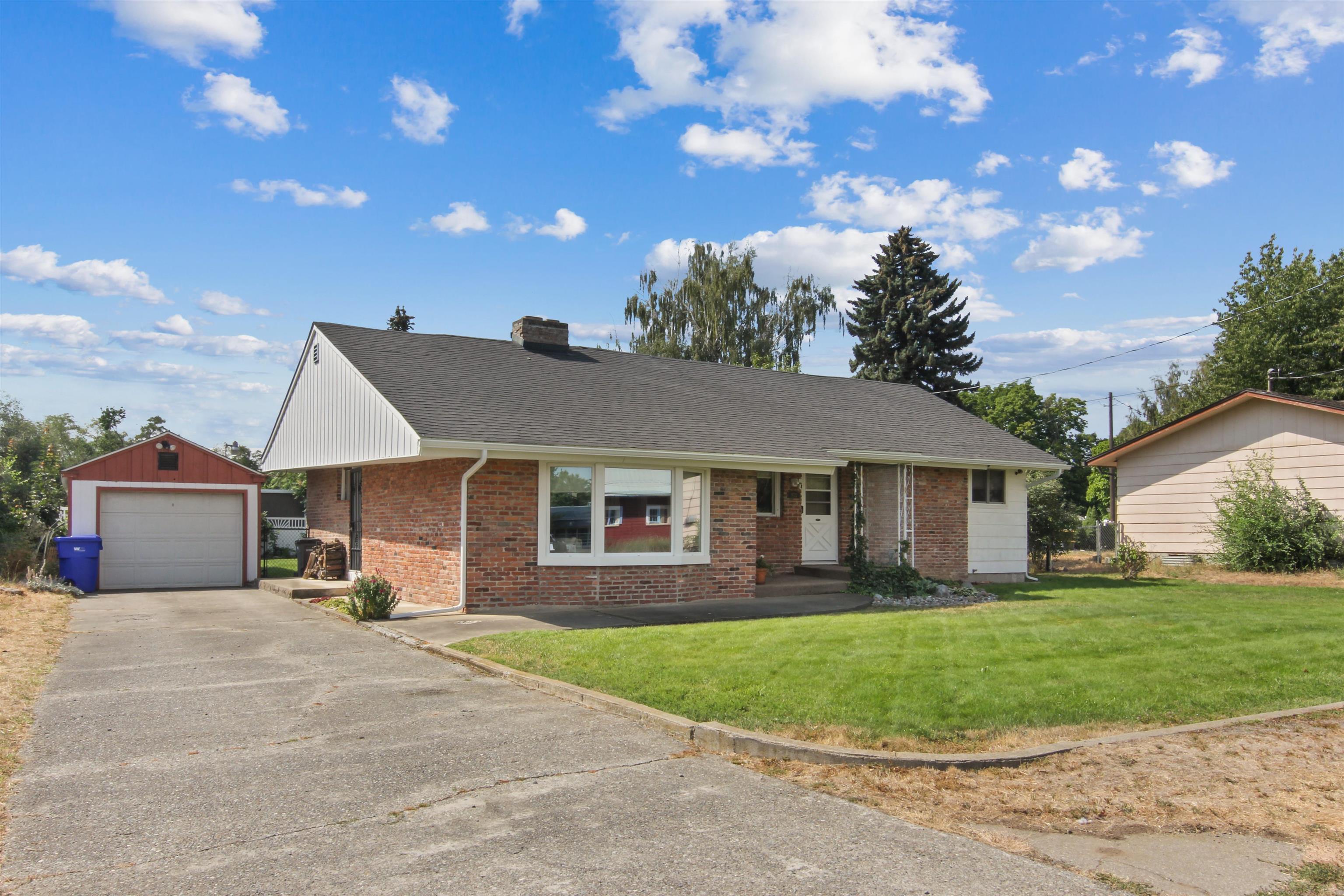 9722 E Valleyway Ave - Photo 1