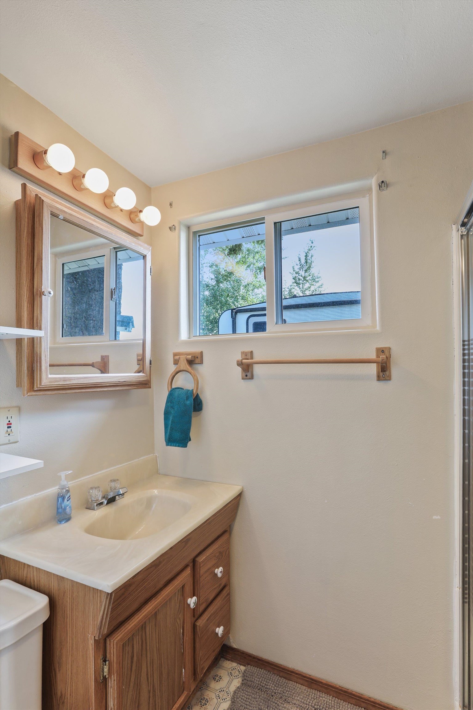 692 Yergens Rd - Photo 28