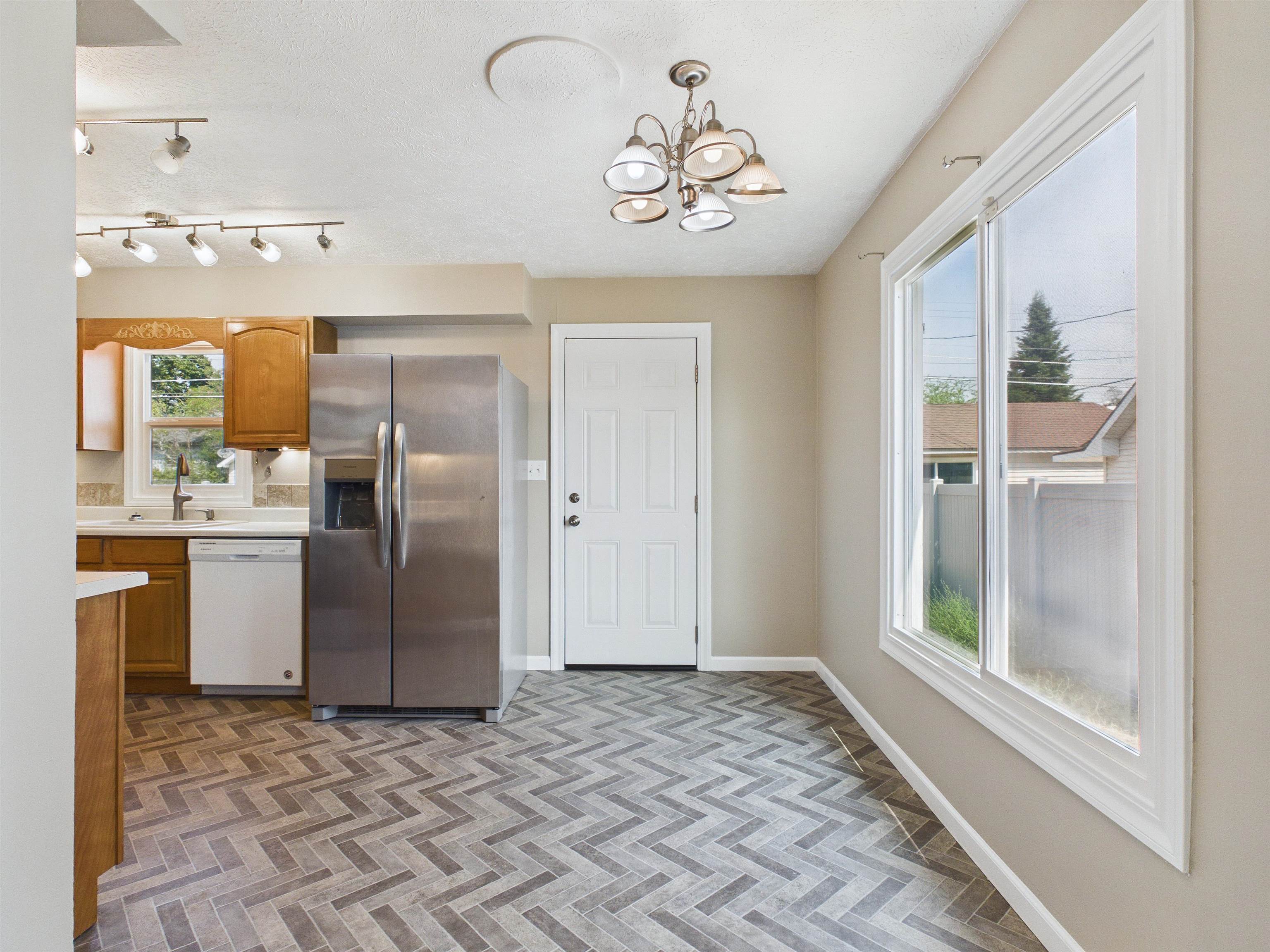 517 E Longfellow Ave - Photo 12