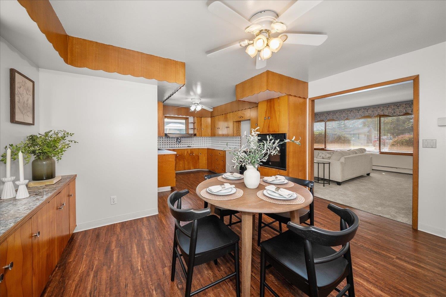 821 E Broad St - Photo 7